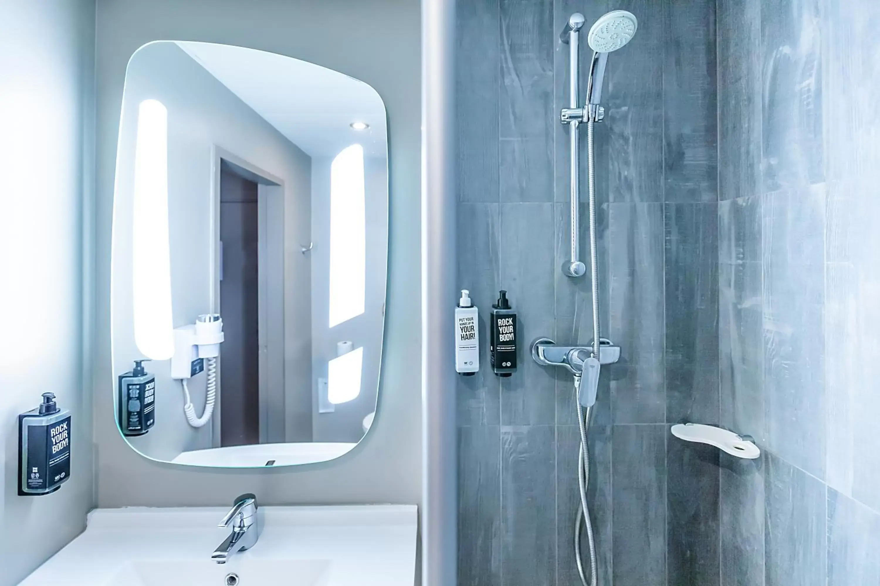 Toilet, Bathroom in Hotel ibis Porto Gaia