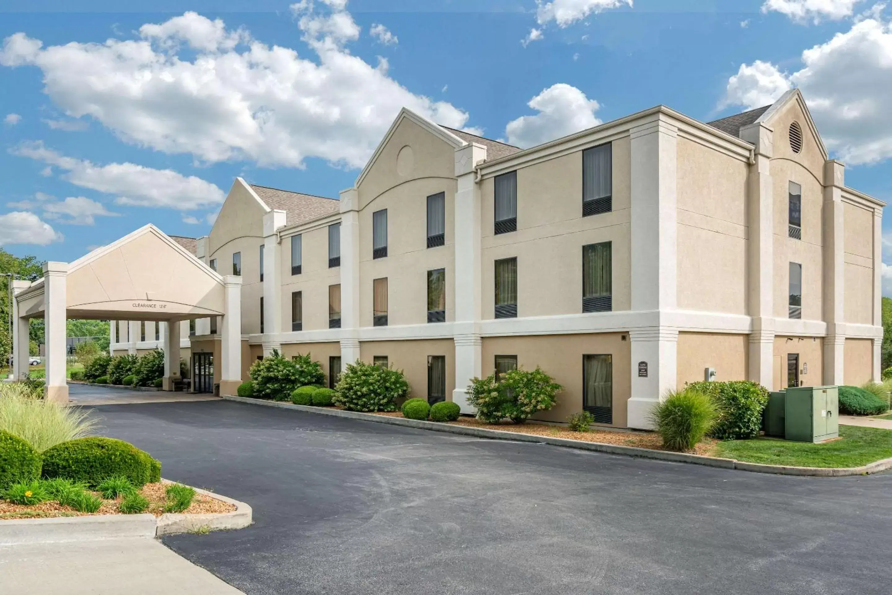 Property Building in Comfort Inn Near Six Flags St. Louis