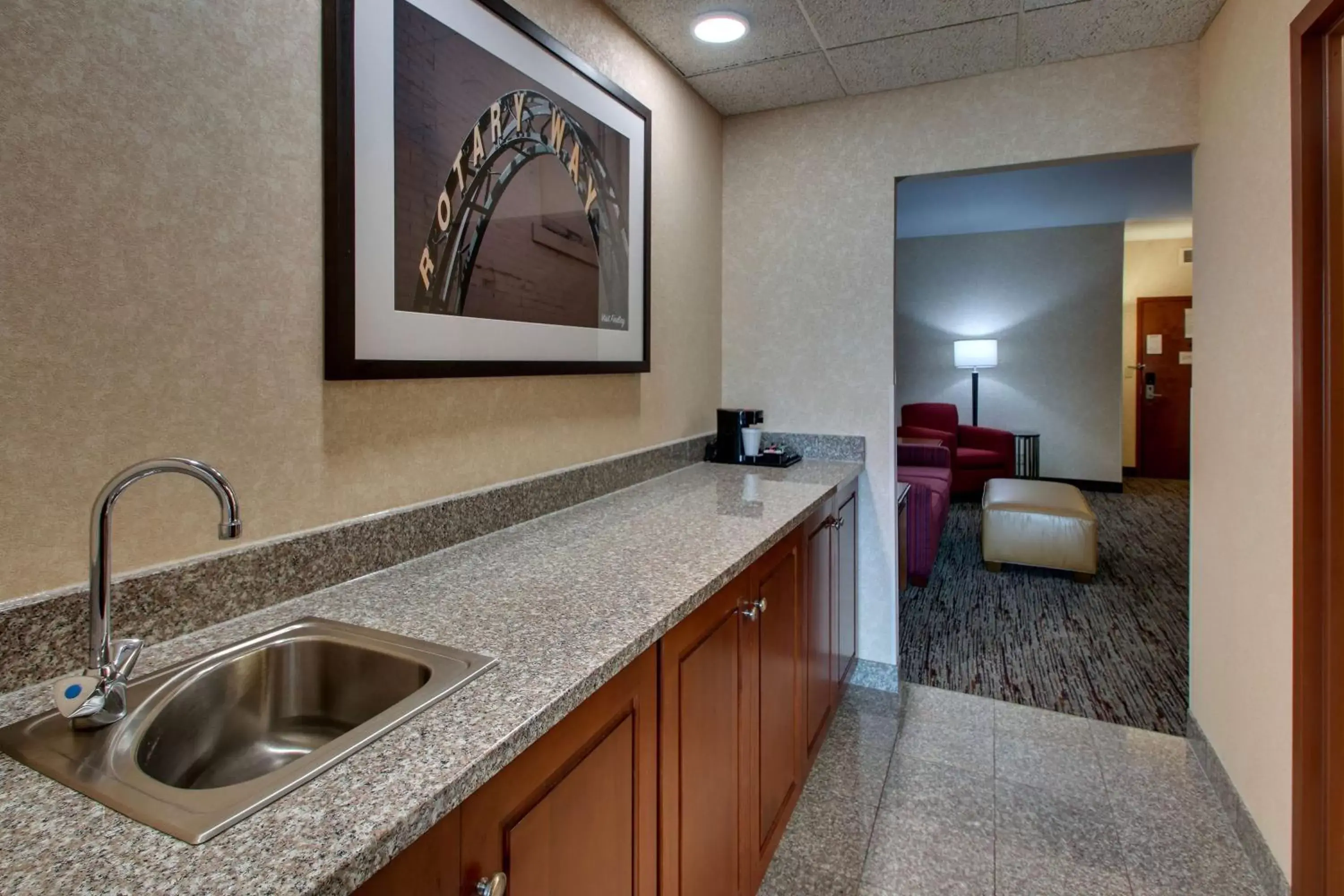 Photo of the whole room, Kitchen/Kitchenette in Drury Inn & Suites Findlay