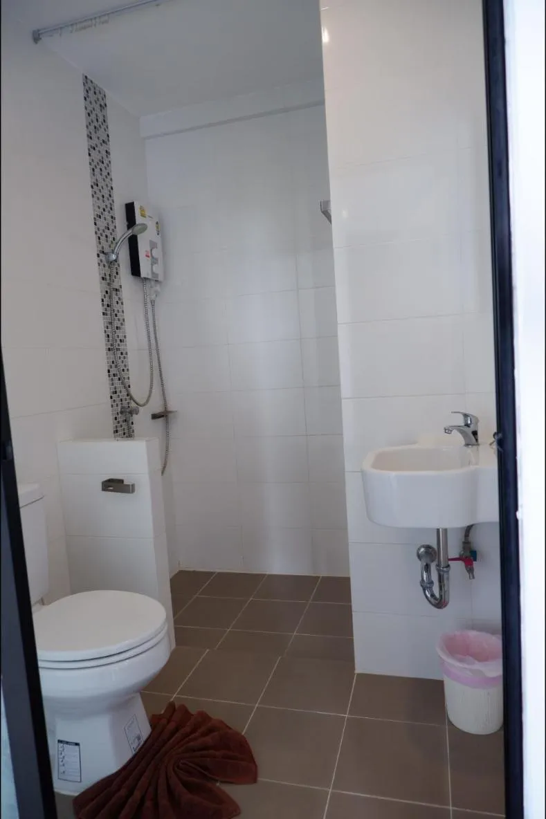 Shower in Izen Budget Hotel & Residence