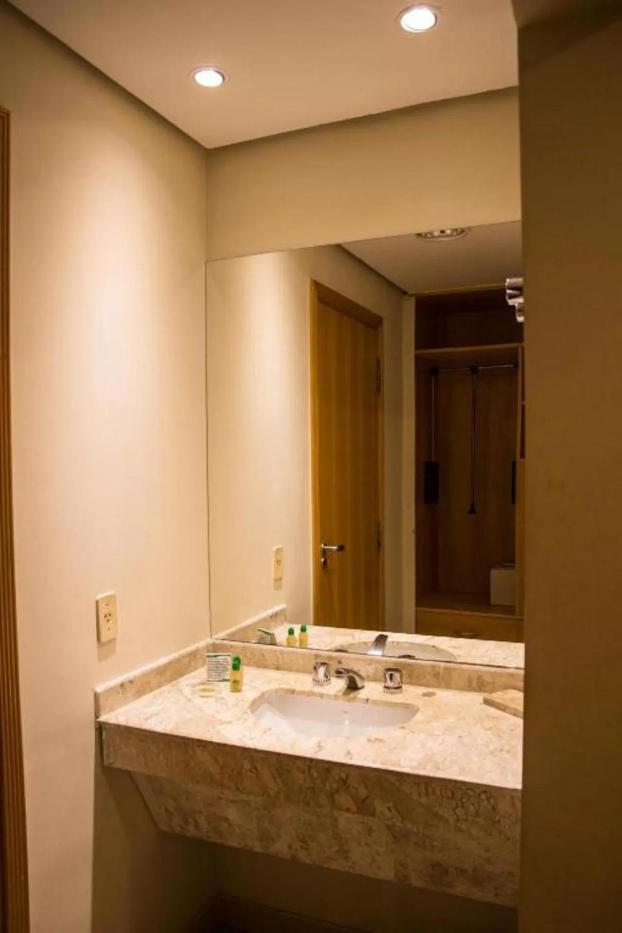 Standard Twin Room - single occupancy in Carlton Plaza Baobá