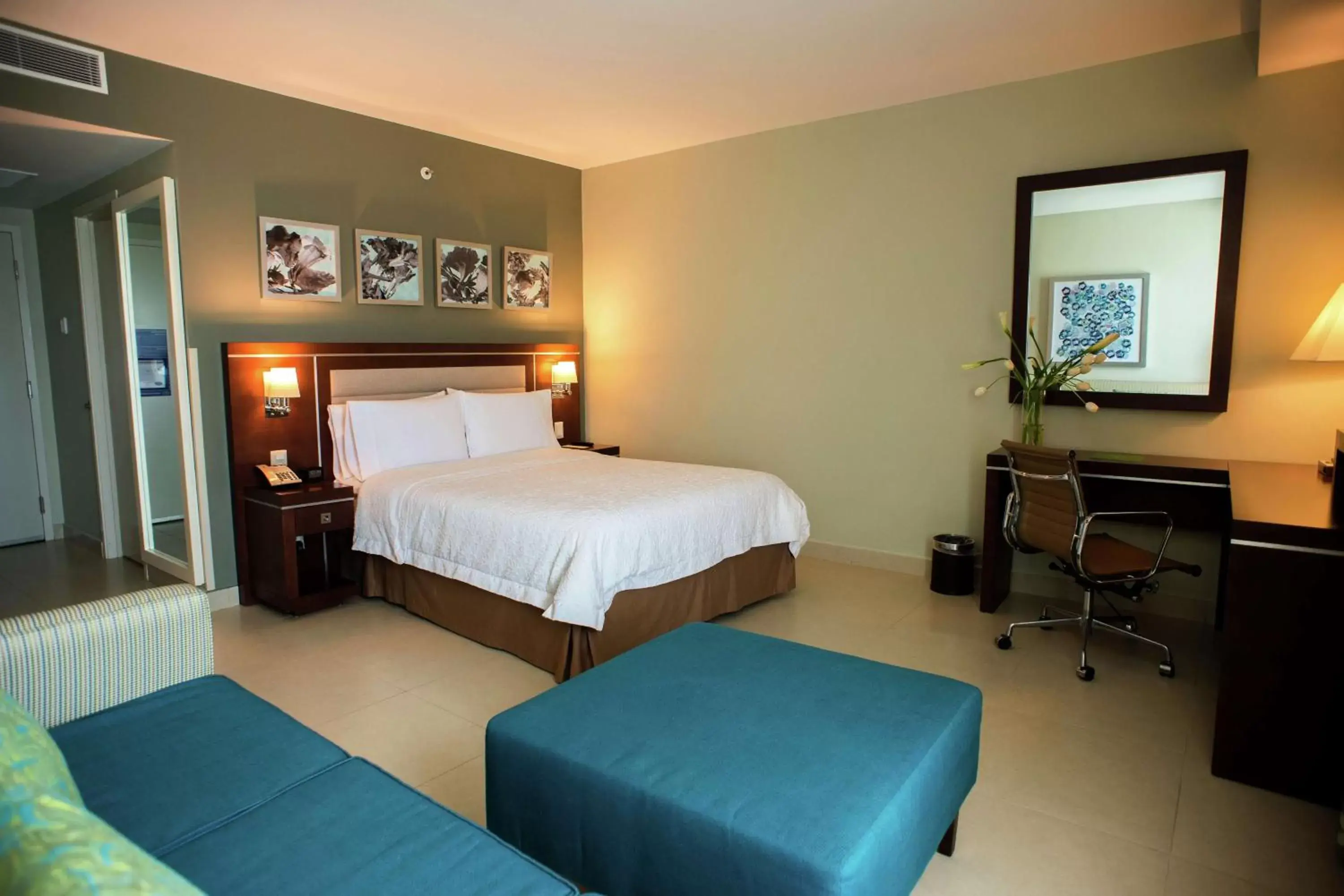 Bedroom, Bed in Hampton Inn by Hilton Merida