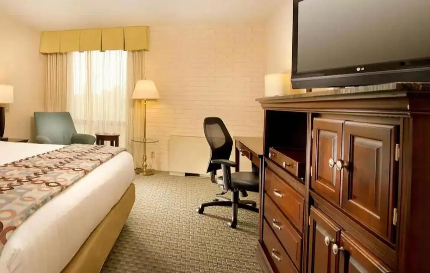 Bed, TV/Entertainment Center in Hotel Lotus