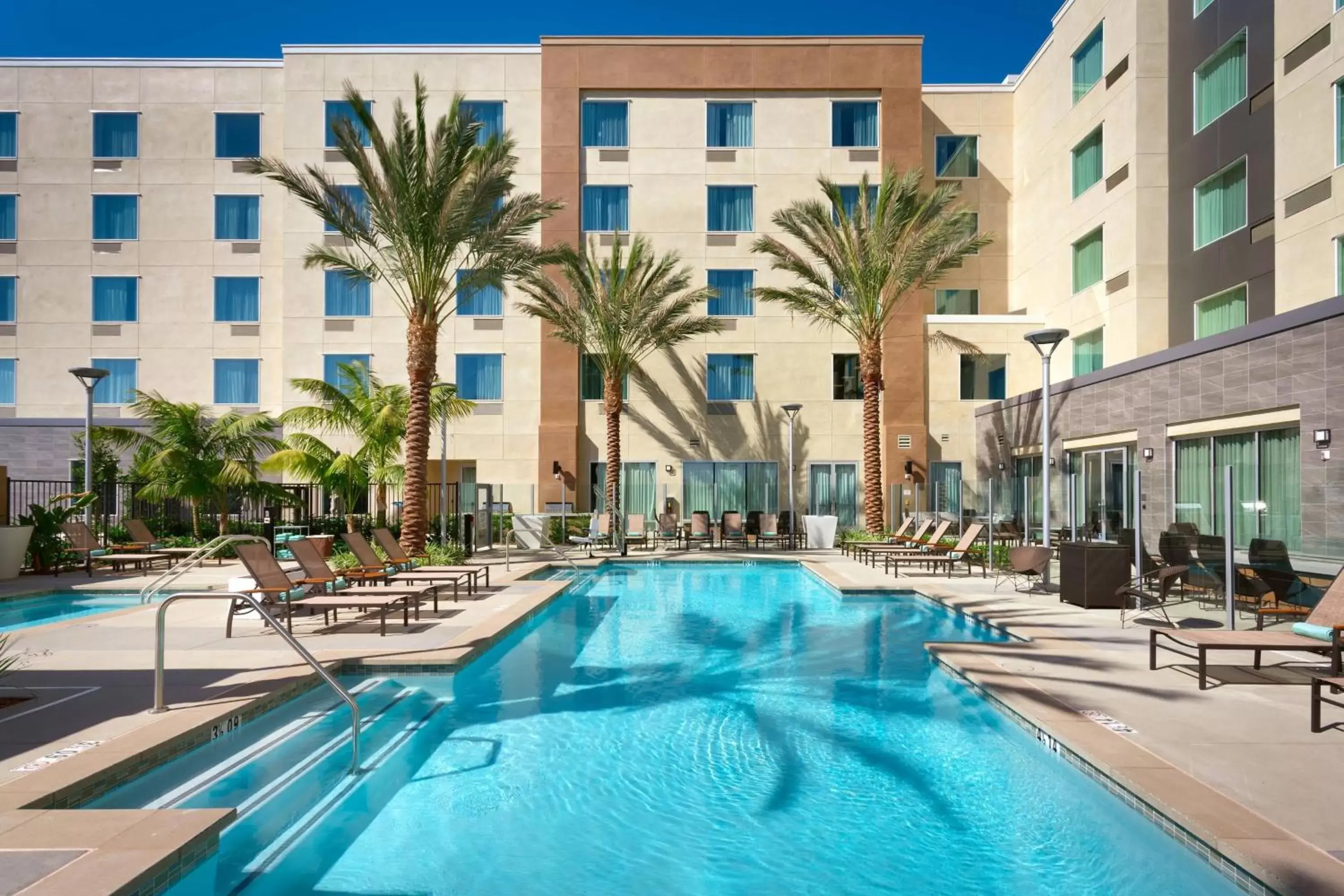 Swimming Pool in Courtyard by Marriott Los Angeles LAX/Hawthorne
