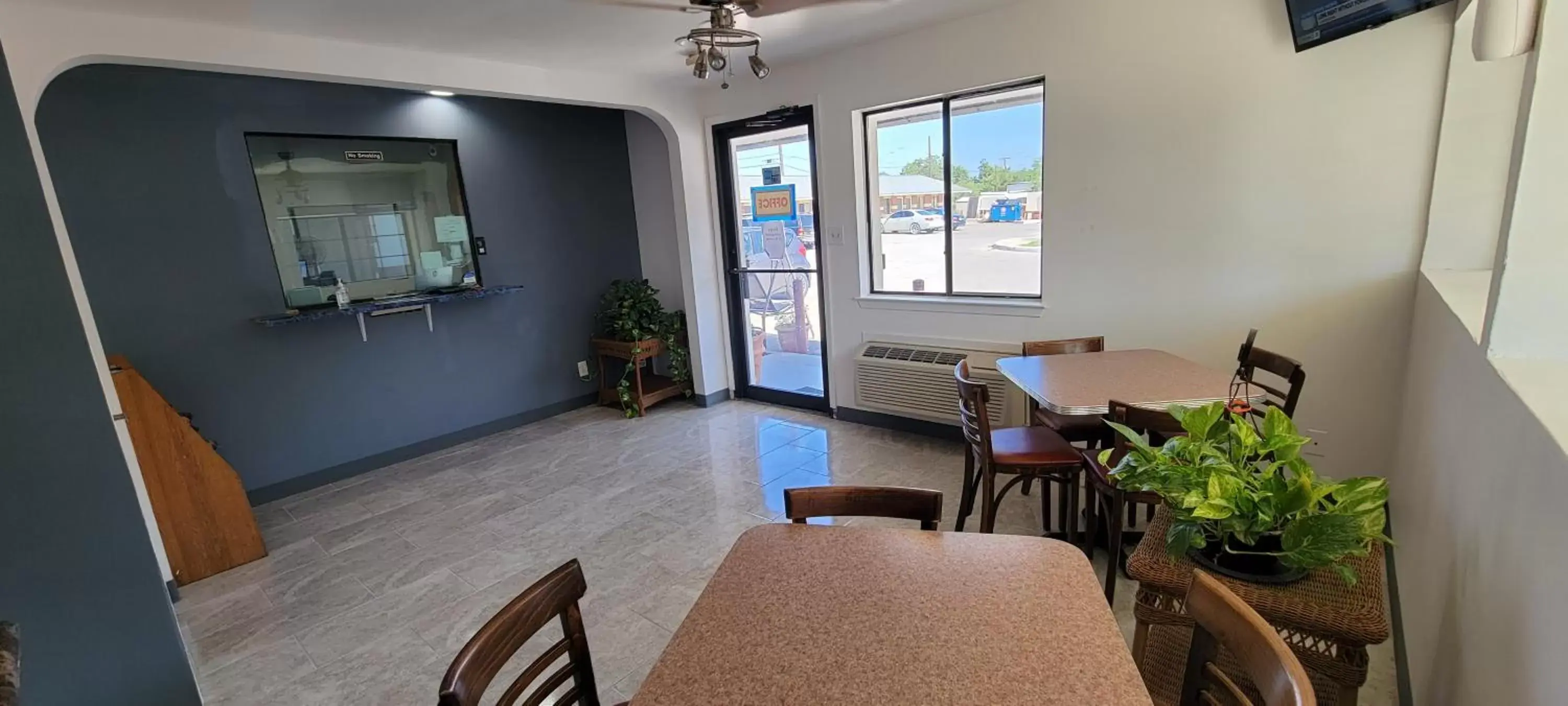 Lobby or reception, Seating Area in Alamo Inn & Suites Downtown