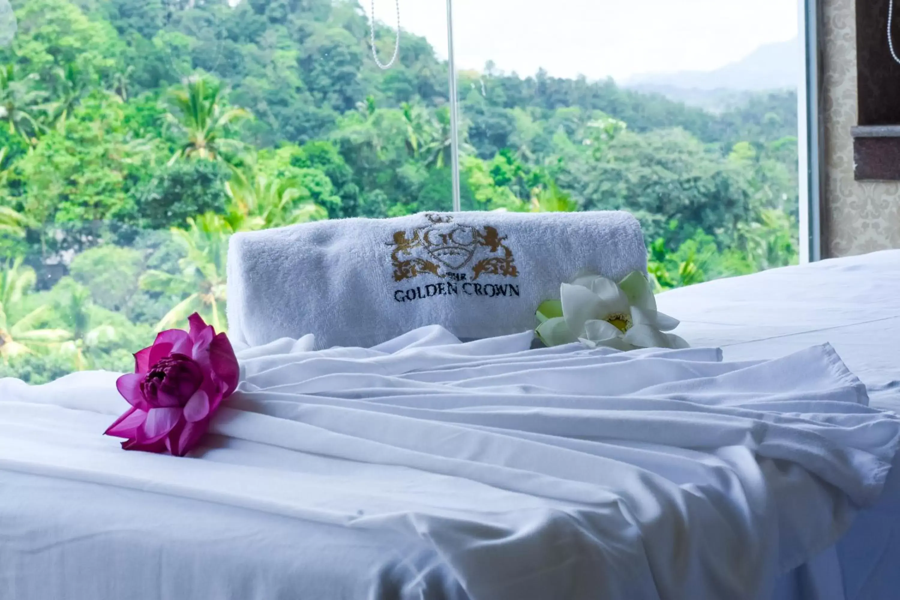 Spa and wellness centre/facilities, Bed in The Golden Crown Hotel