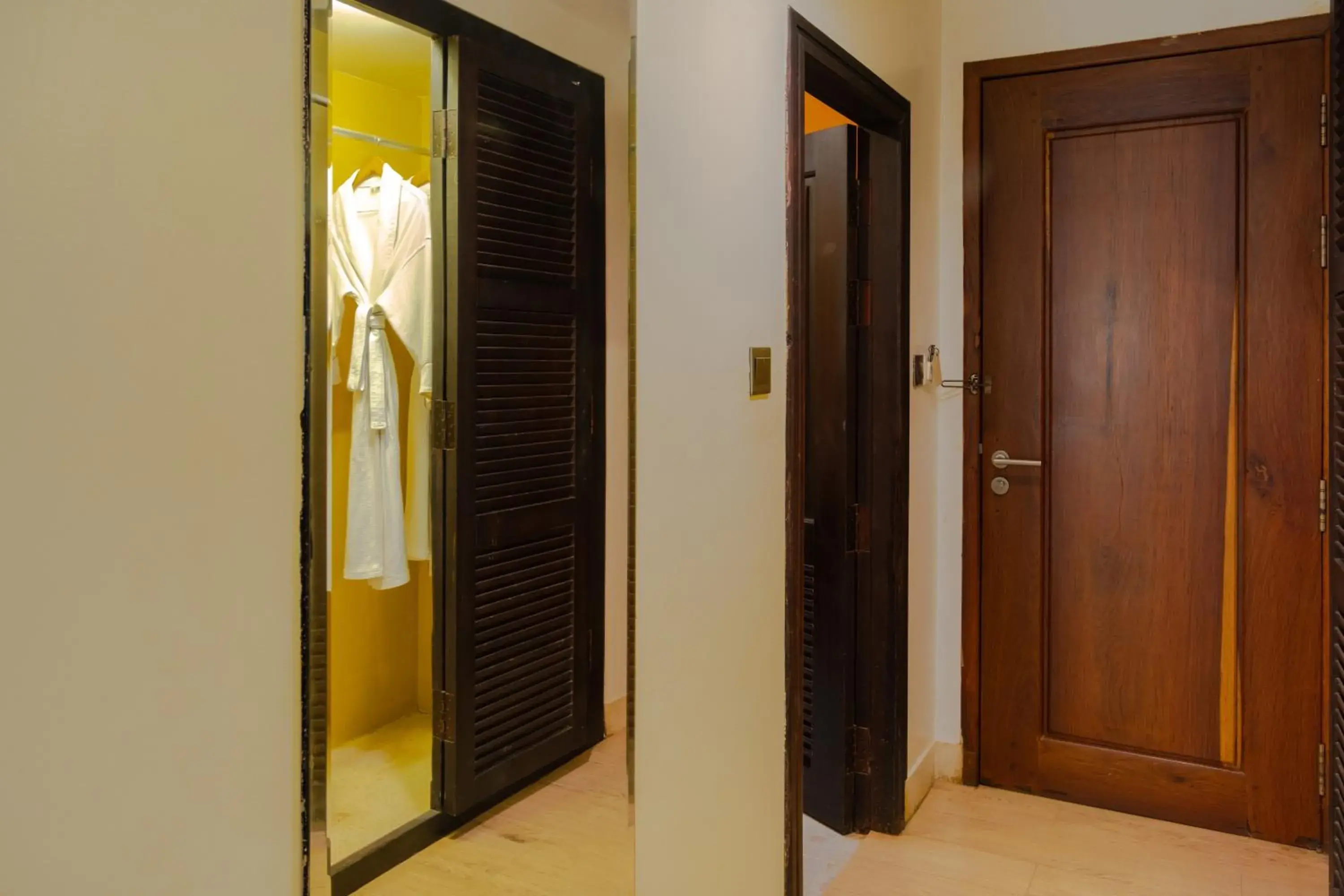 wardrobe in Pandora Suite D'Angkor