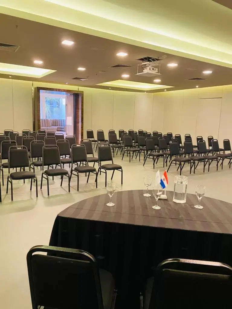 Meeting/conference room, Business Area/Conference Room in Crowne Plaza Asunción, an IHG Hotel
