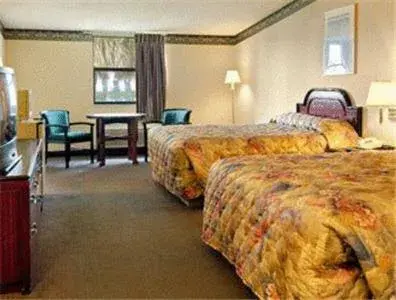Queen Room with Two Queen Beds - Mobility Access/Smoking in Howard Johnson by Wyndham Lake City