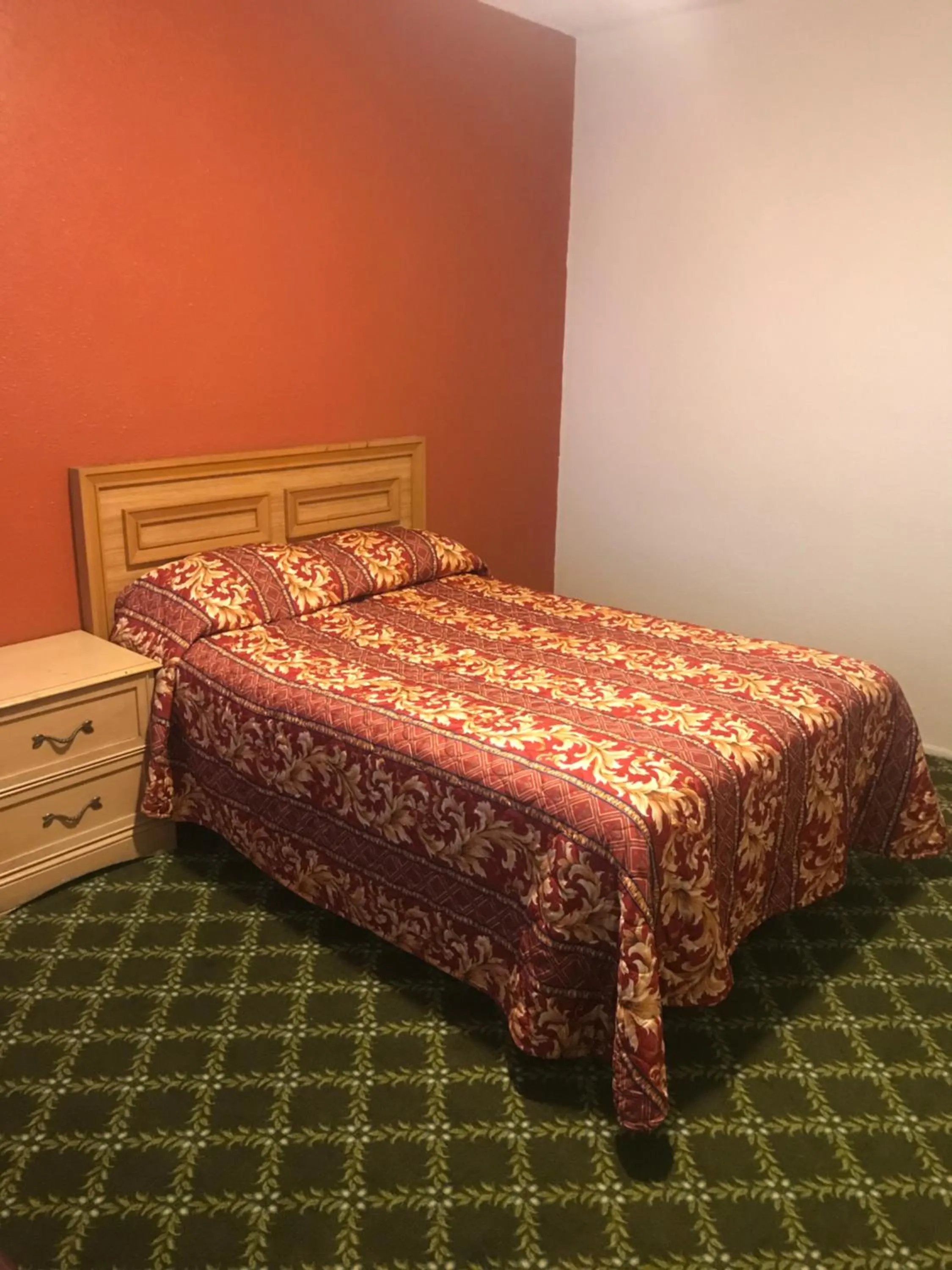 Bed in Hotel West Inn, Hollywood - LA