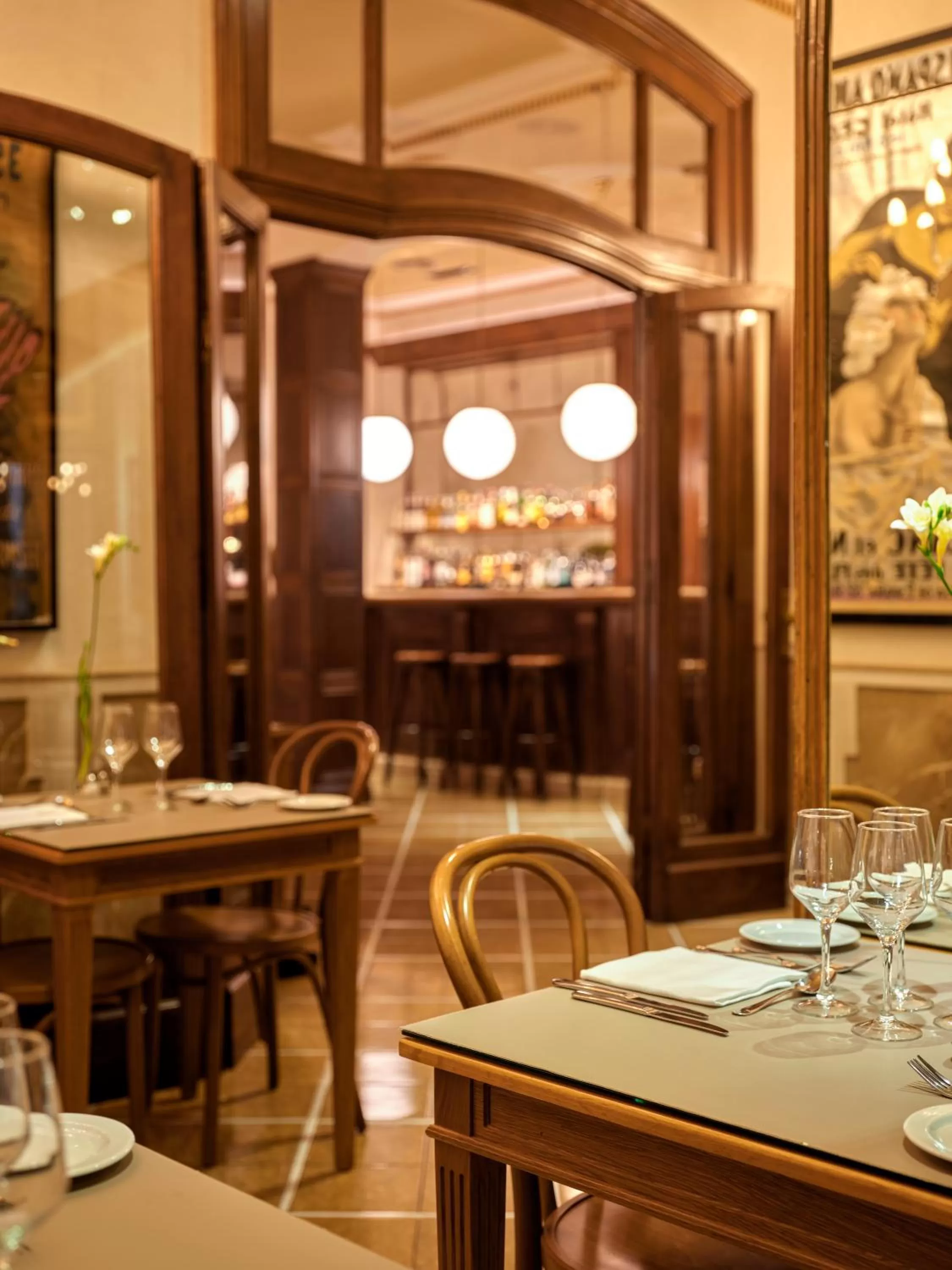 Restaurant/places to eat in Hotel Astoria