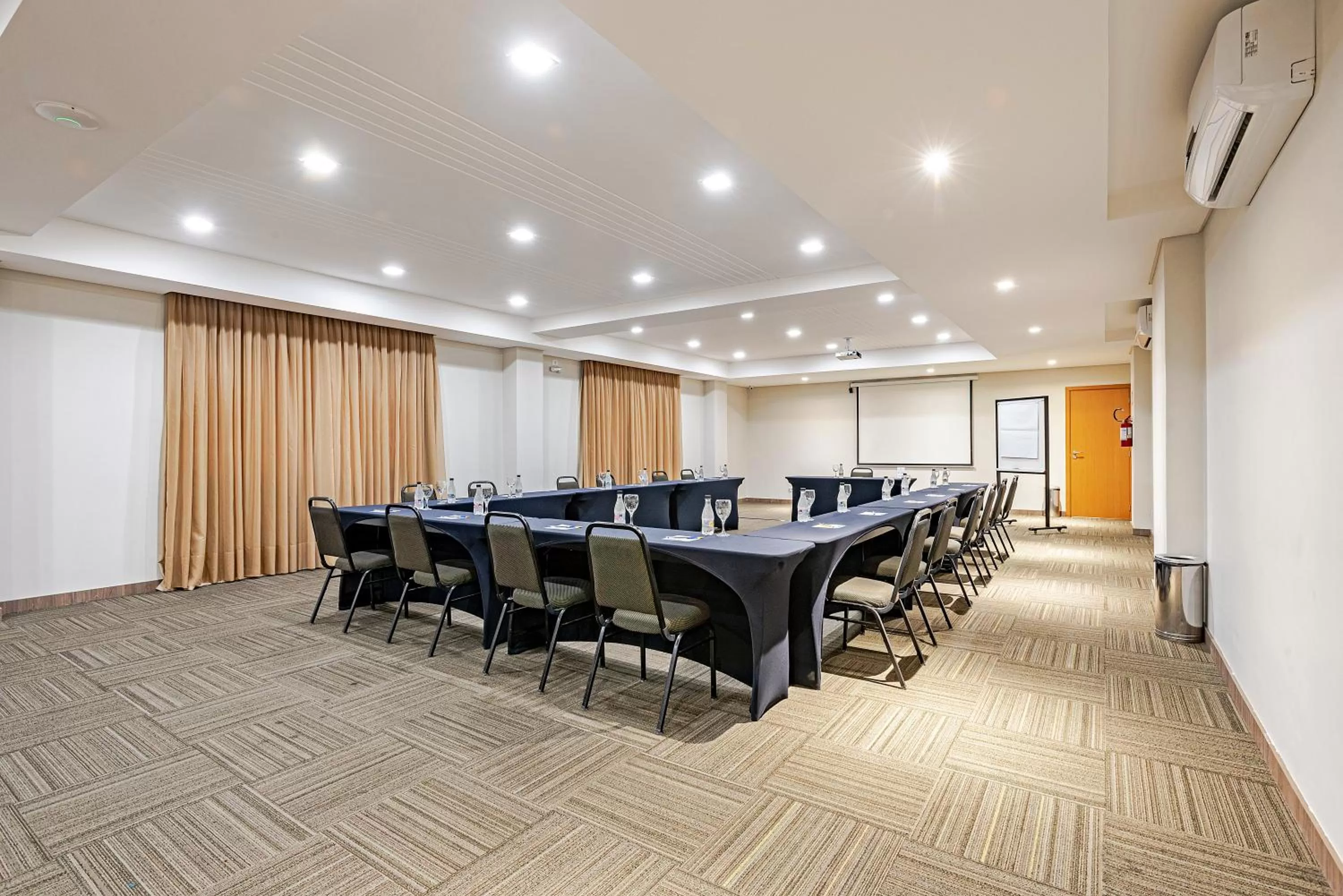 Meeting/conference room in Slim Curitiba Av das Torres