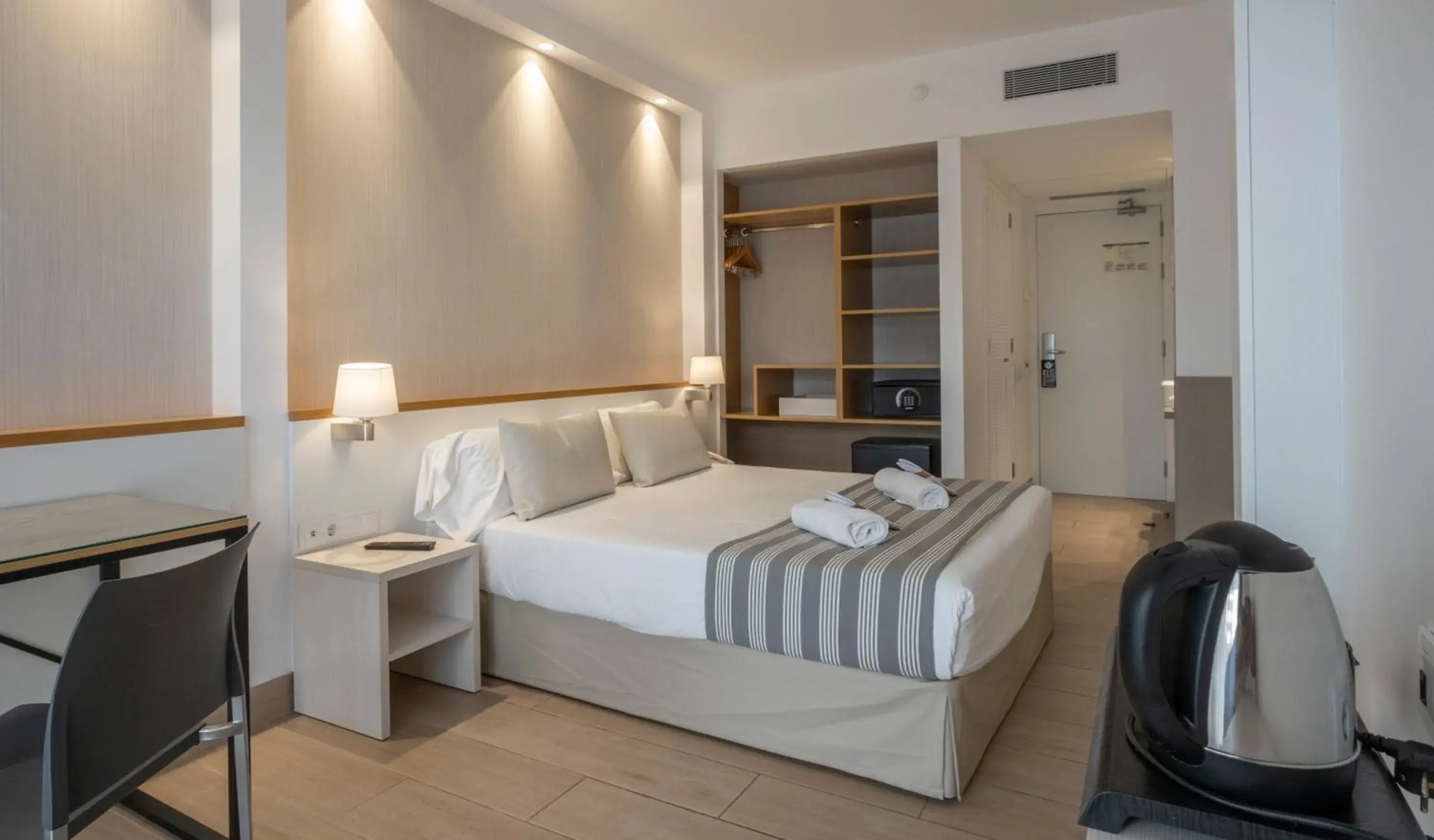 Bed in Rosamar Es Blau 4*s - Adults Only