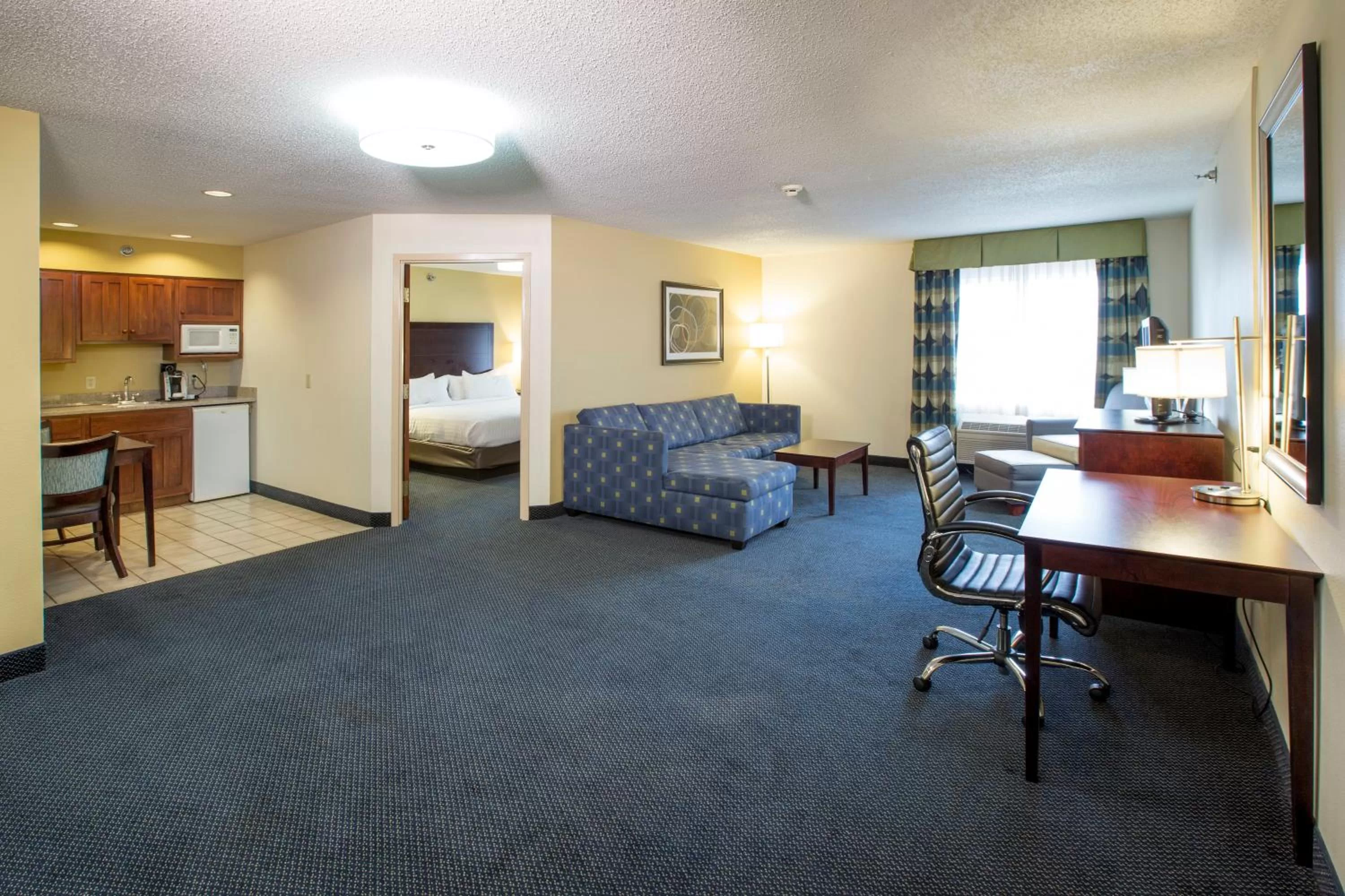 Photo of the whole room, Bed in Holiday Inn Express Hotel & Suites-Saint Joseph by IHG