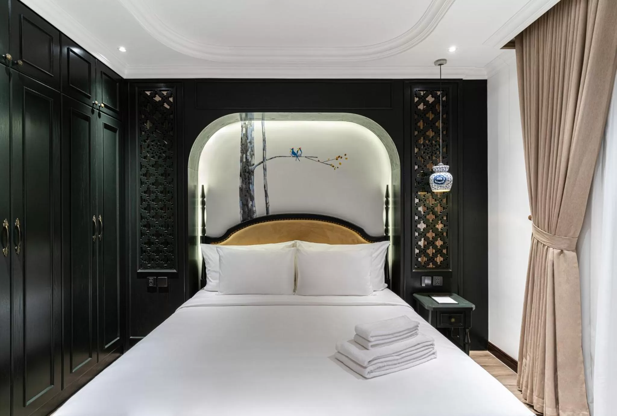 Bed in Paradise Suites Nguyen Khuyen