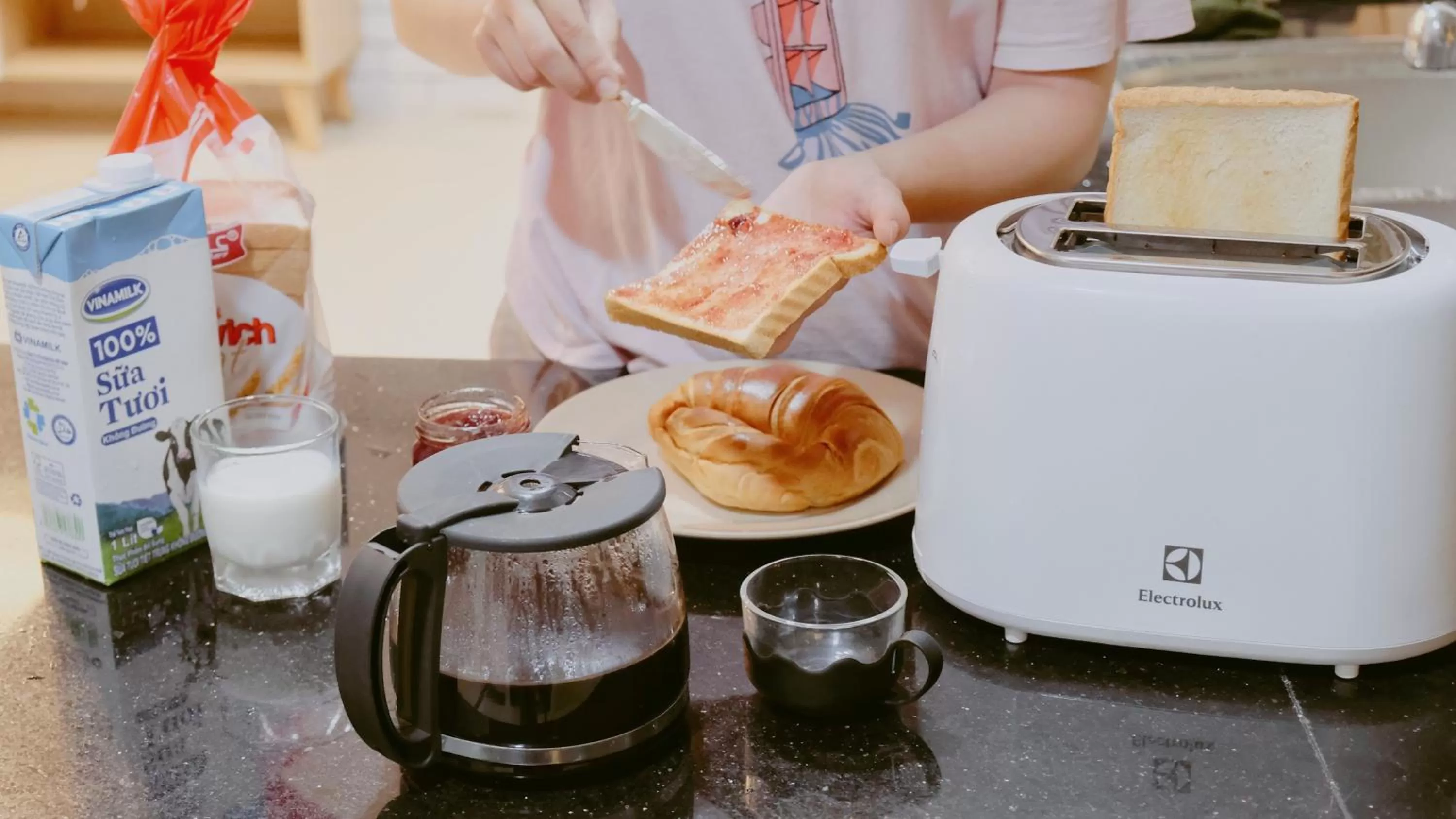Breakfast in HOSTIE SAIGON [WANDERLUST Home]