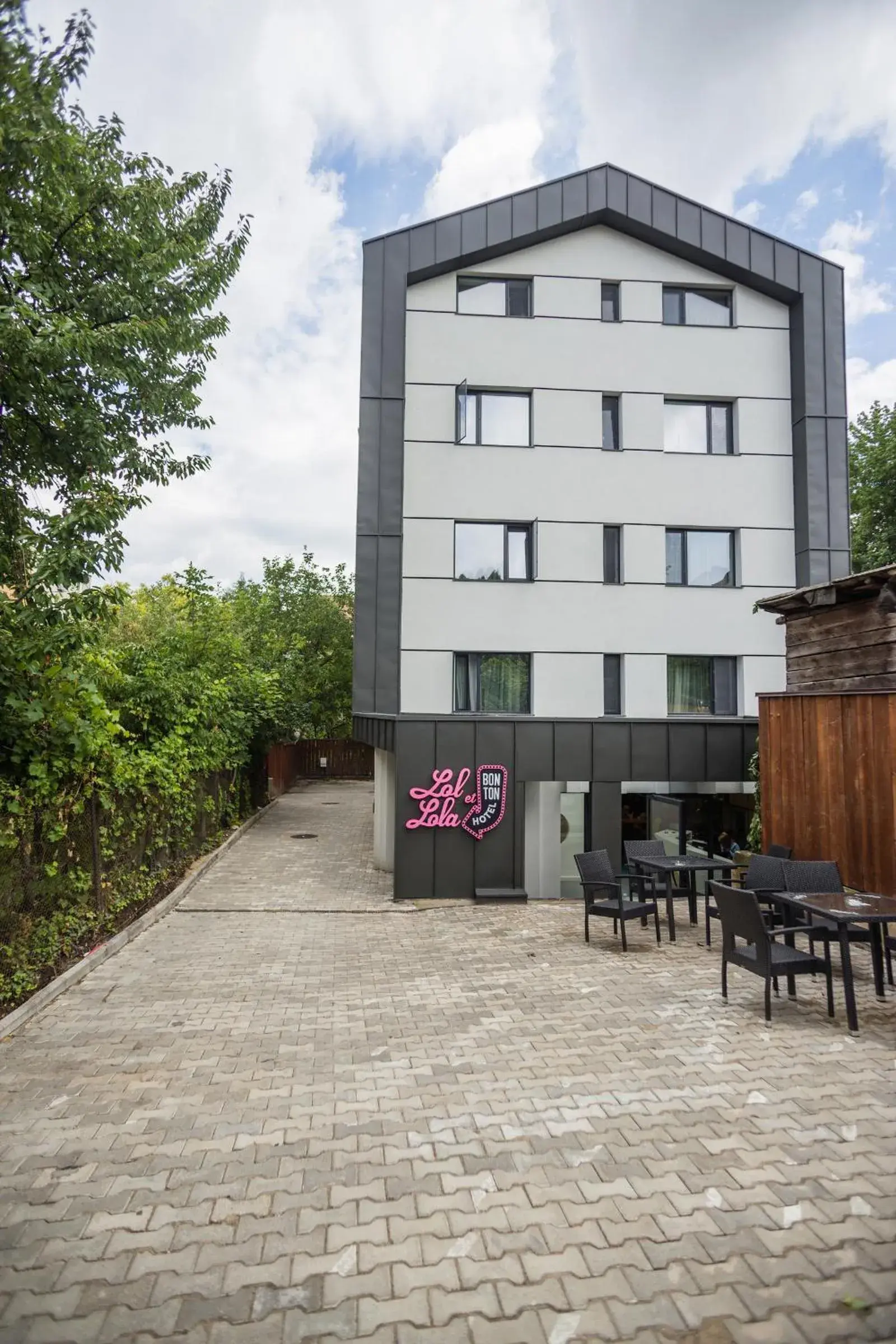 Facade/entrance in Lol et Lola Hotel Facade/entrance in Lol et Lola Hotel