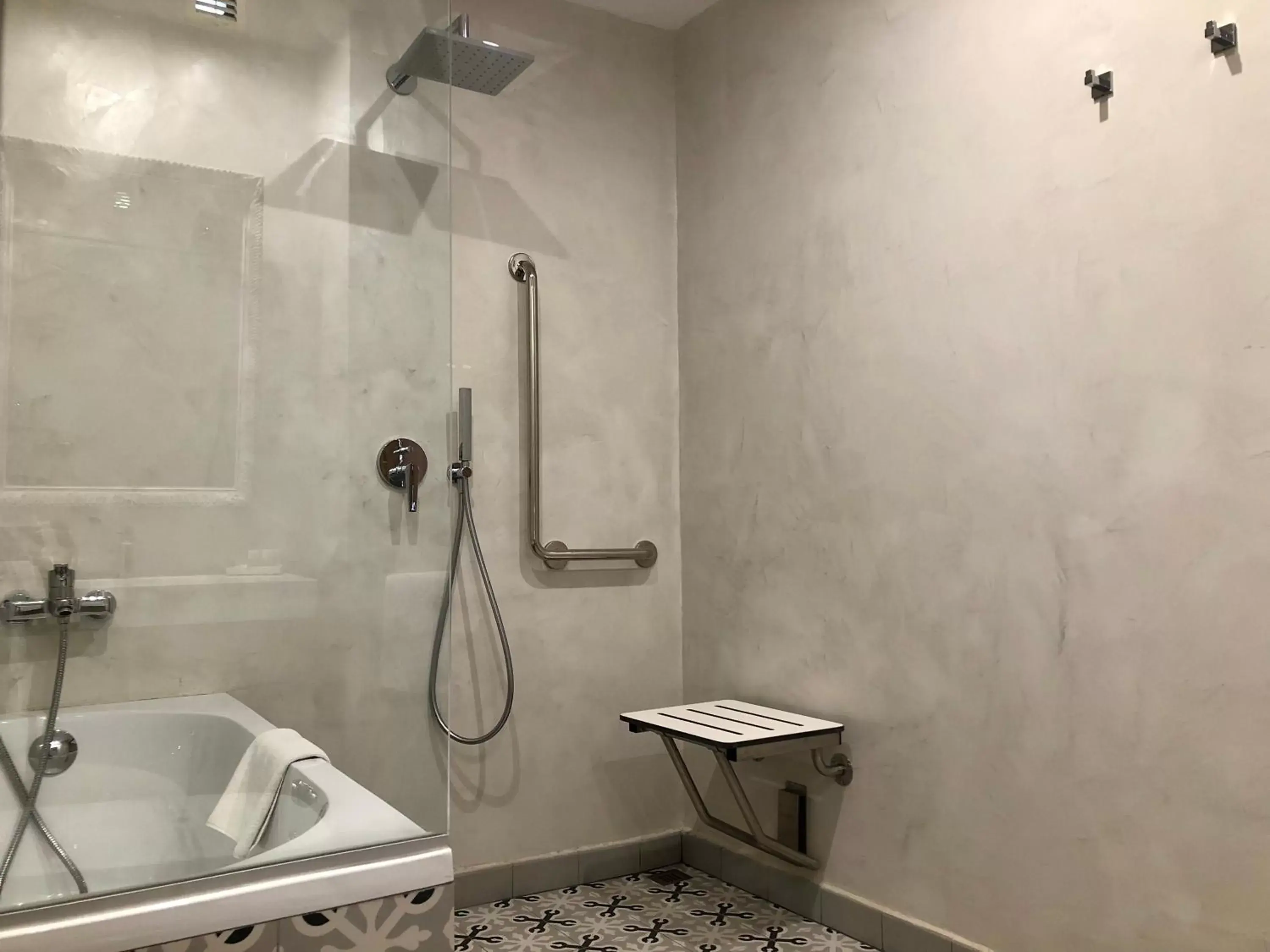 Shower, Bathroom in Hotel Capri