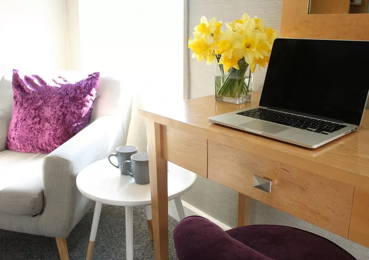 Bedroom, TV/Entertainment Center in The Warwick Arms Hotel