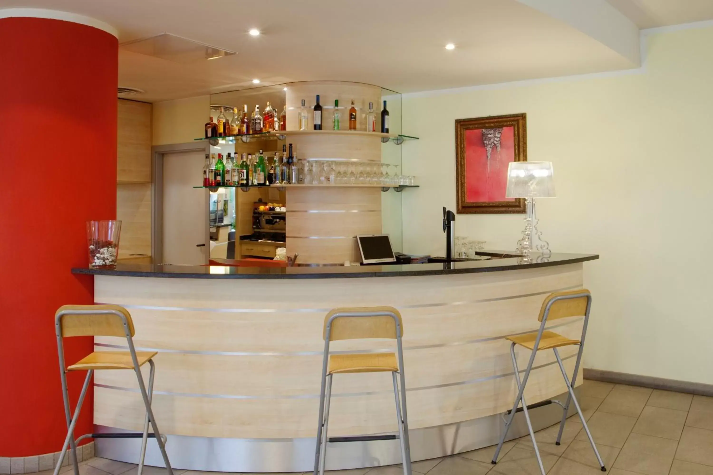 Lounge or bar, Lounge/Bar in Holiday Inn Express Parma, an IHG Hotel