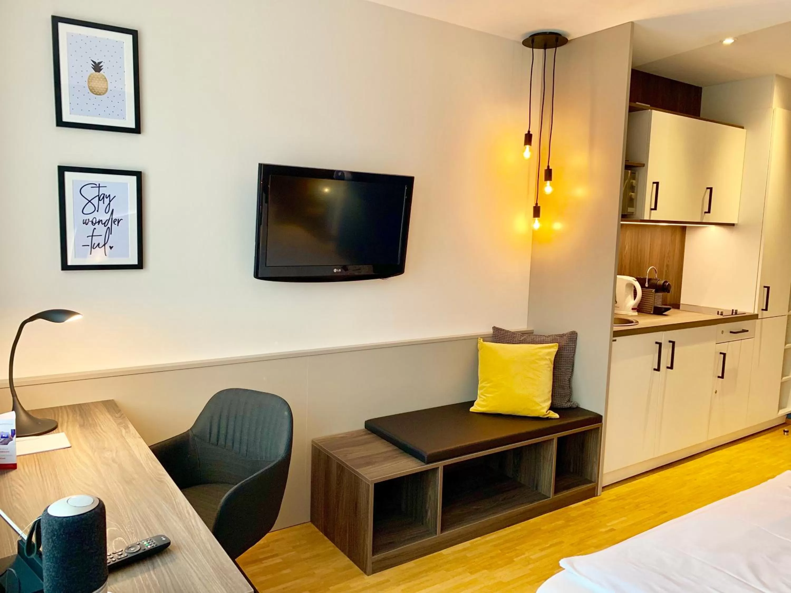 Kitchen or kitchenette, Bed in zeitwohnhaus SUITE-HOTEL & SERVICED APARTMENTS