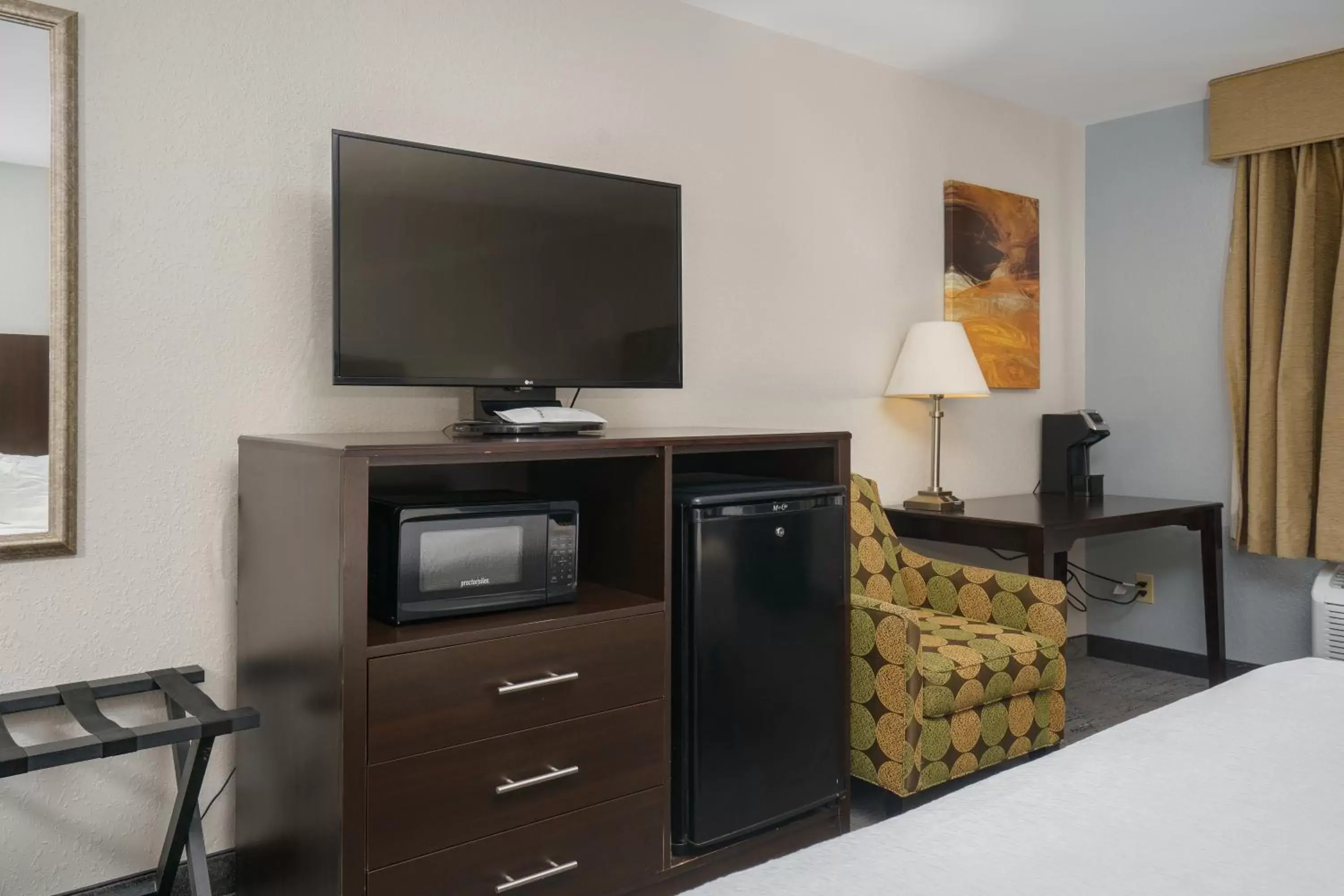 Photo of the whole room, TV/Entertainment Center in Best Western Plus Silvercreek Inn