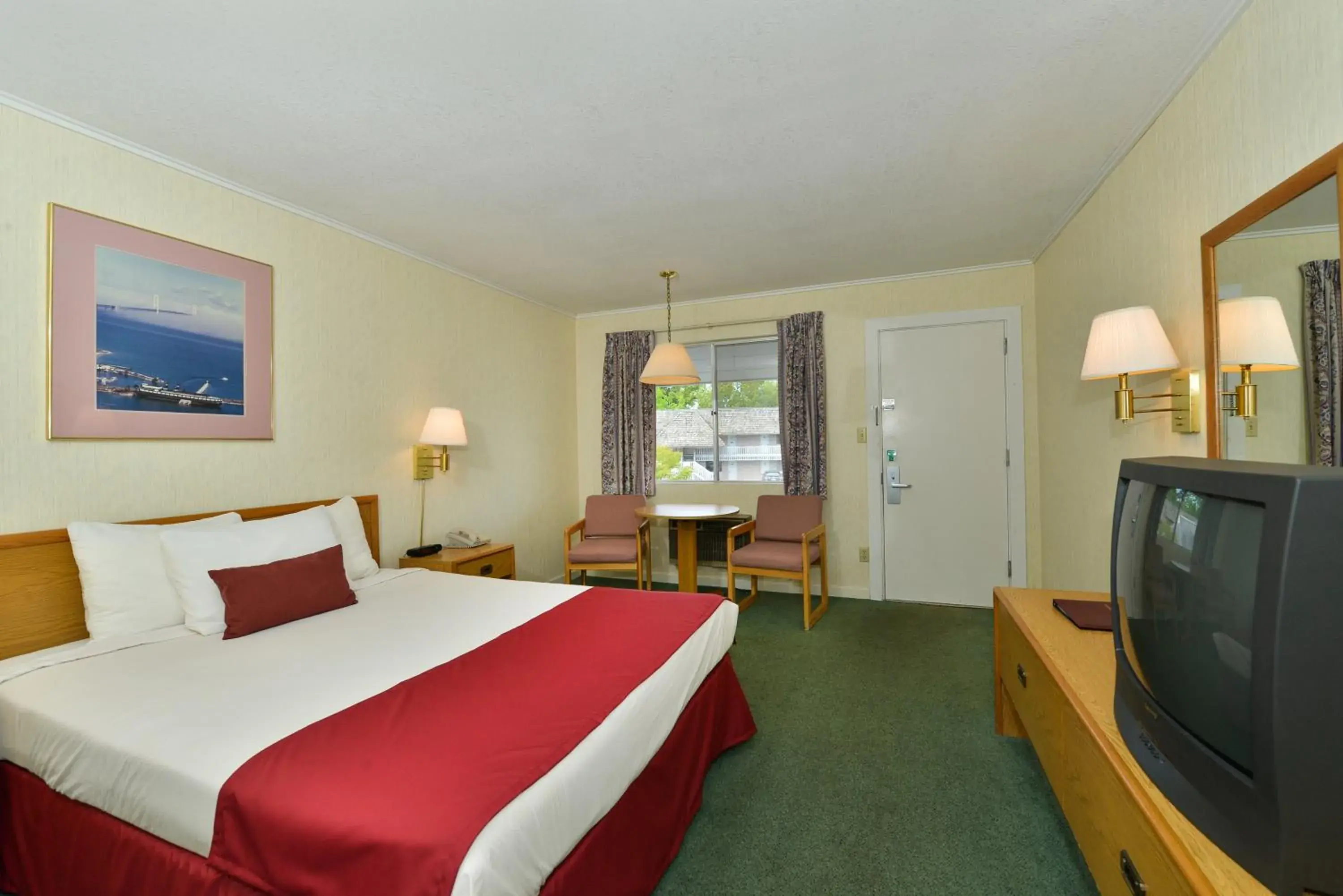 Bedroom, TV/Entertainment Center in Americas Best Value Inn Mackinaw City