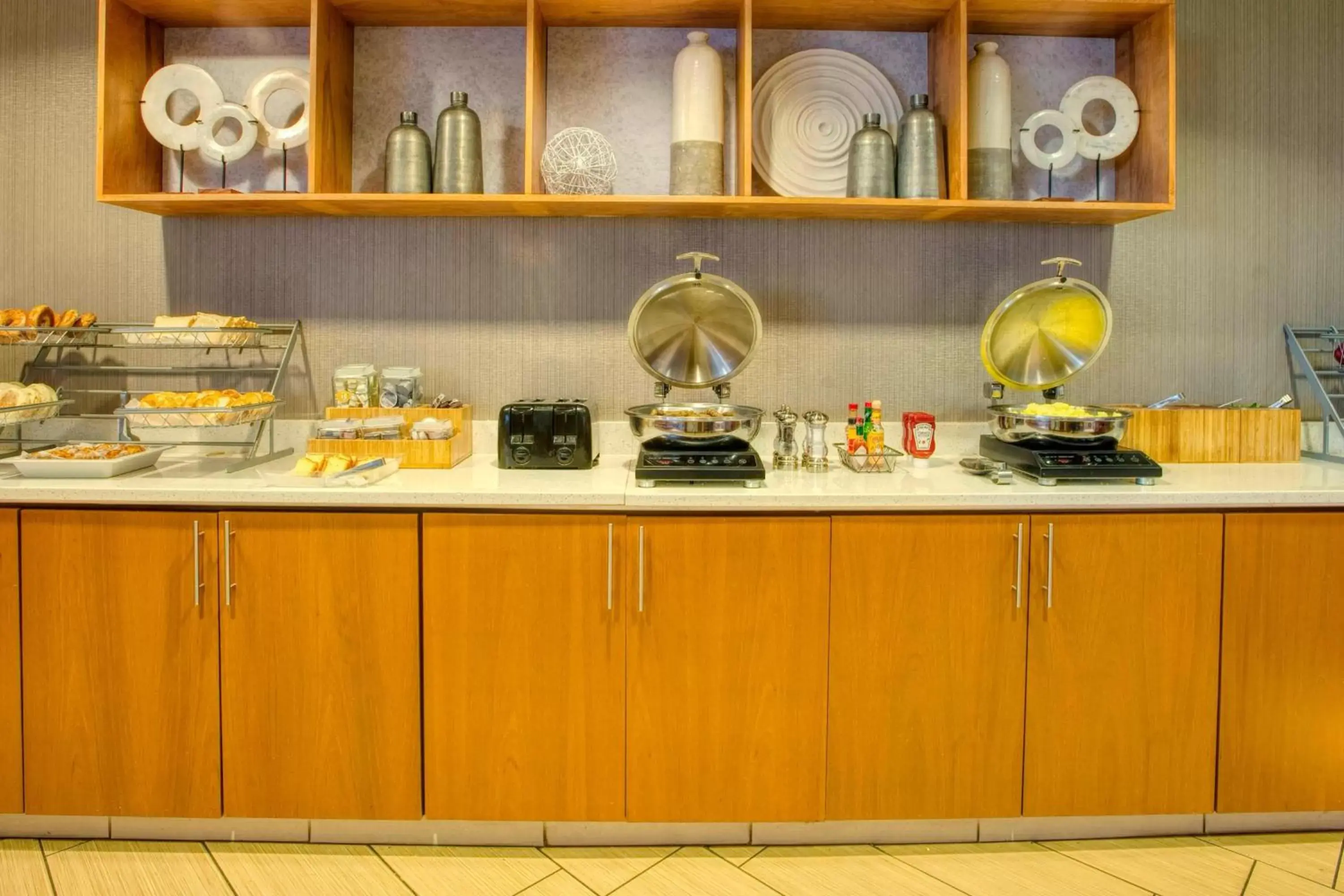 Breakfast, Kitchen/Kitchenette in SpringHill Suites by Marriott Lawrence Downtown