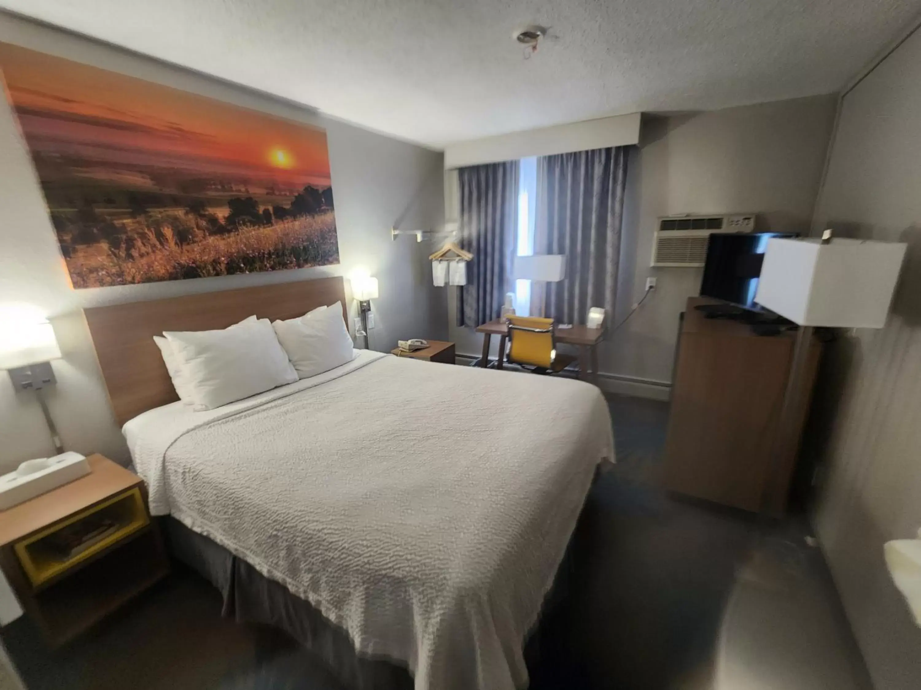 Bedroom in Days Inn by Wyndham Sioux Falls Airport