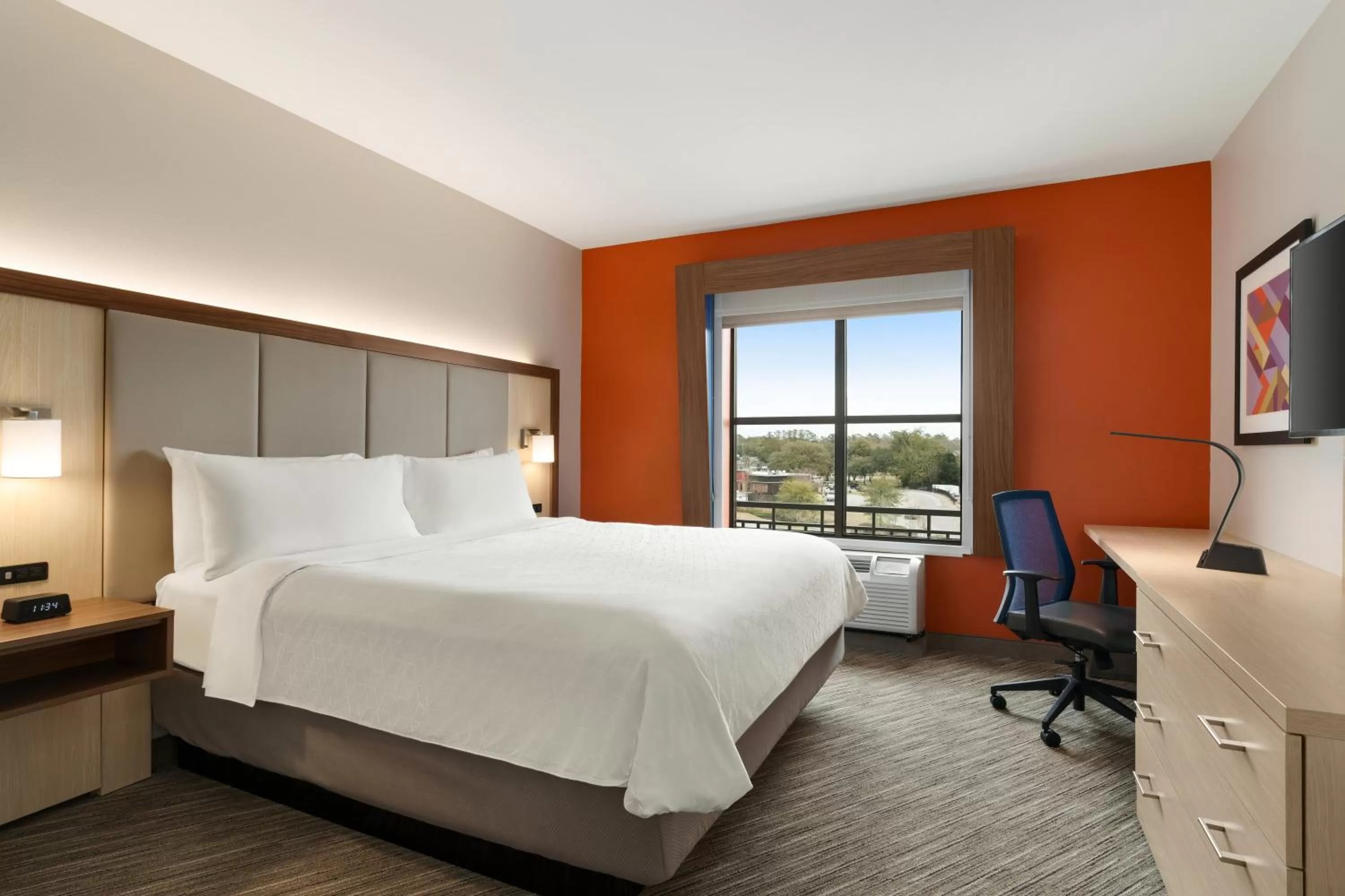 Photo of the whole room, Bed in Holiday Inn Express Hotel & Suites Mount Pleasant - Charleston by IHG
