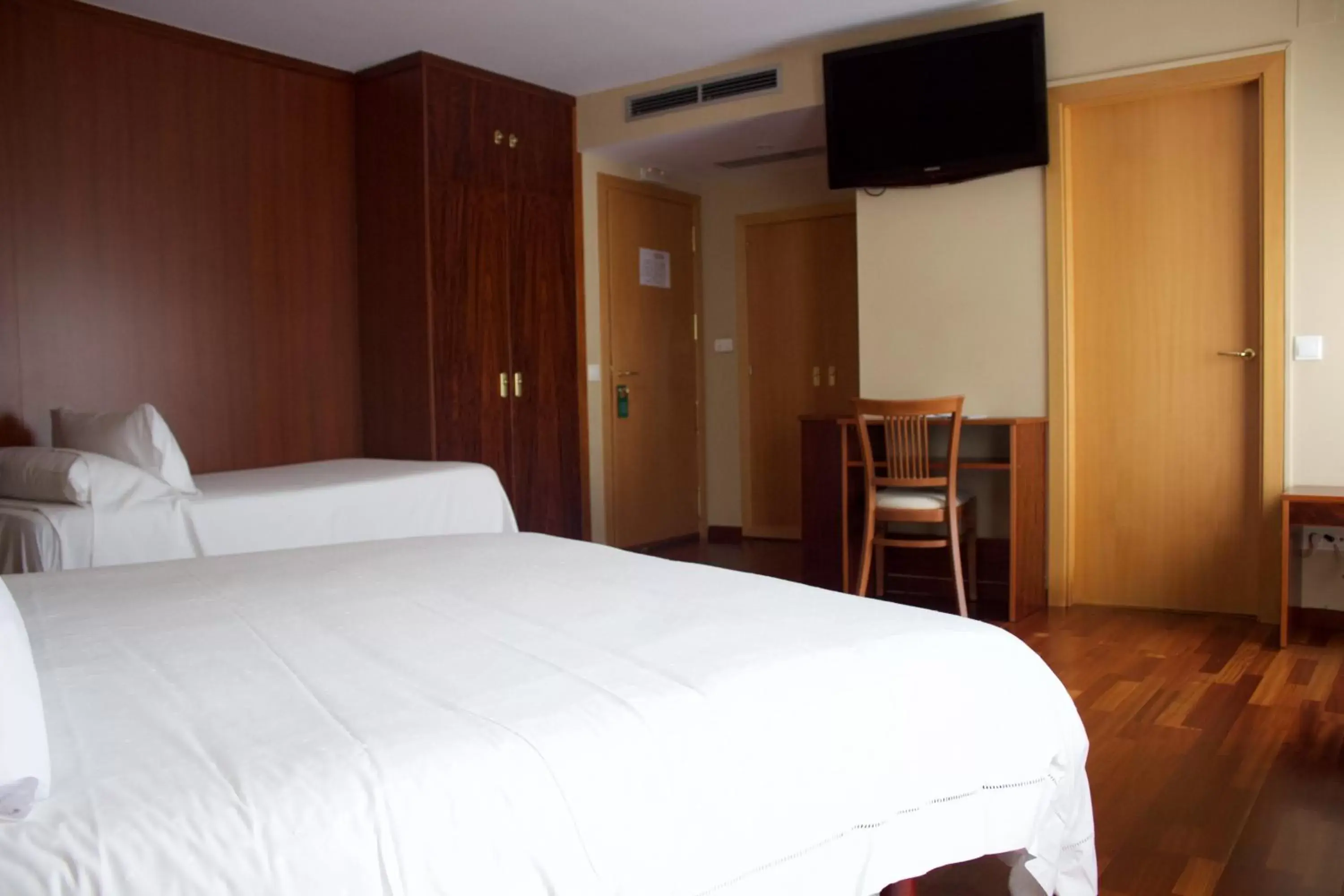Photo of the whole room, Bed in Hotel Miradoiro de Belvís