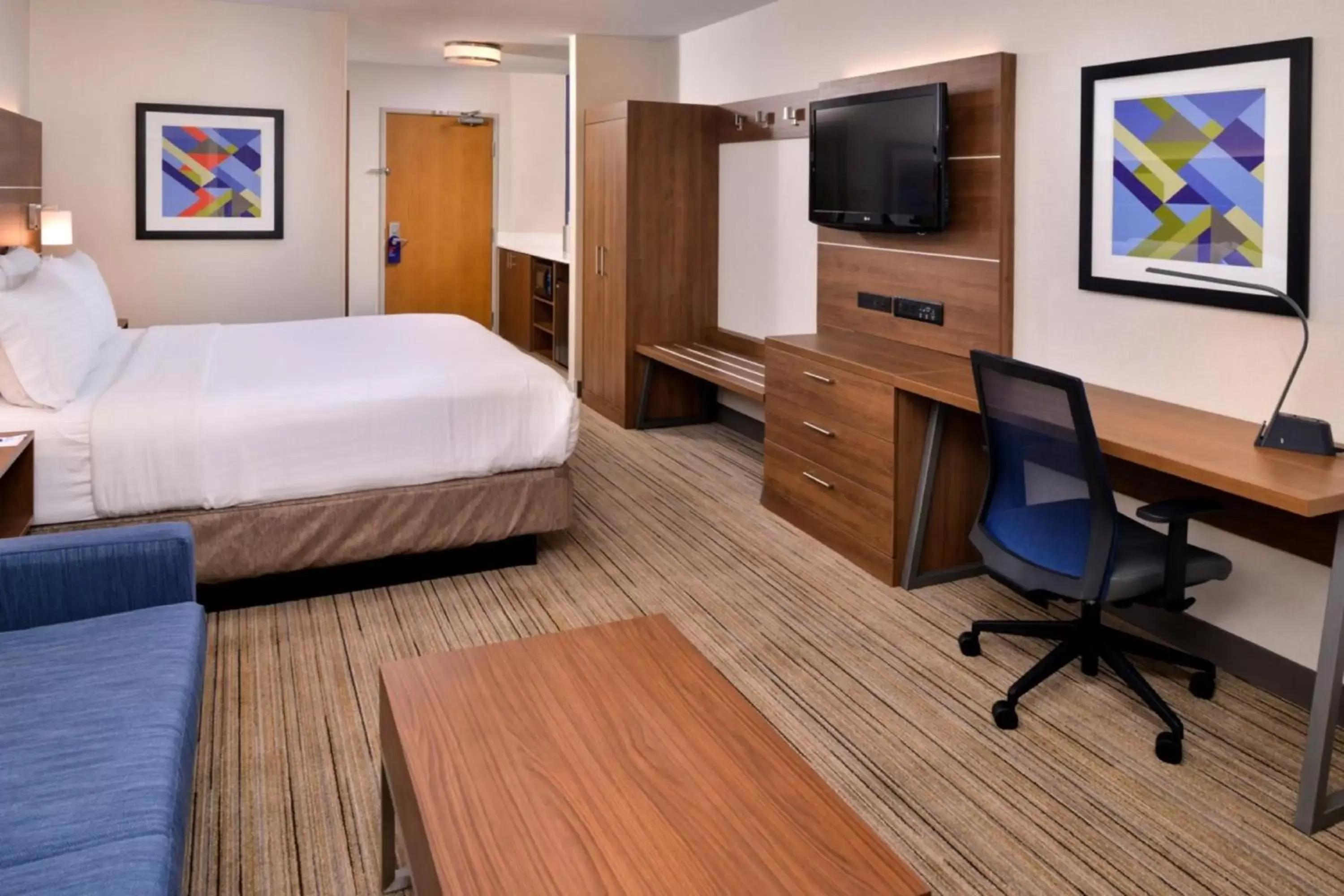 Bedroom, TV/Entertainment Center in Holiday Inn Express Walnut Creek, an IHG Hotel