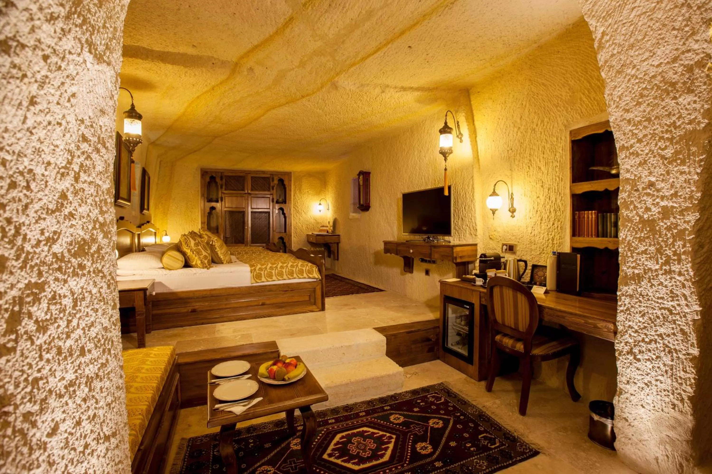 Photo of the whole room, Bed in Kayakapi Premium Caves Cappadocia