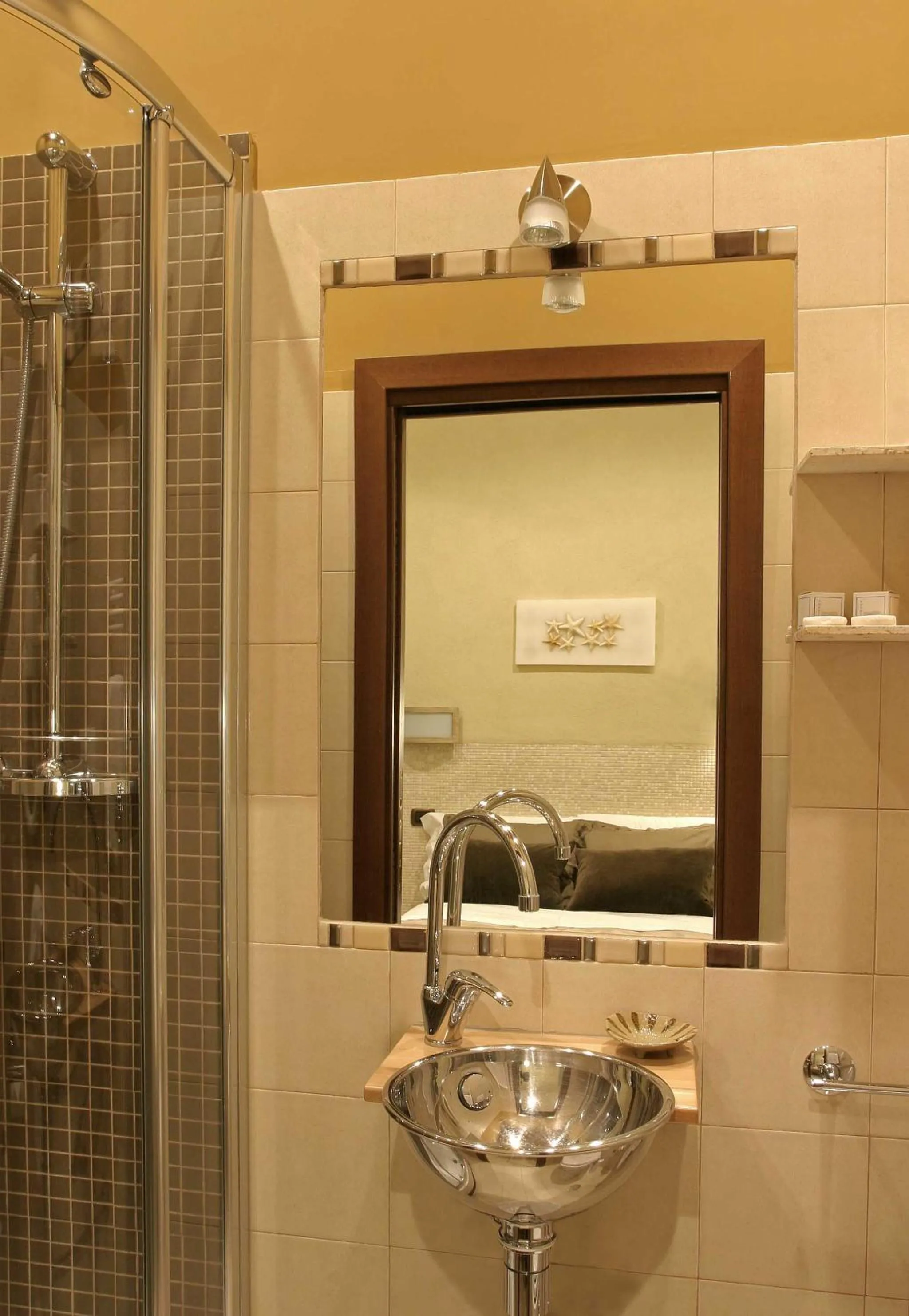 Shower in Basilio 55 Rome