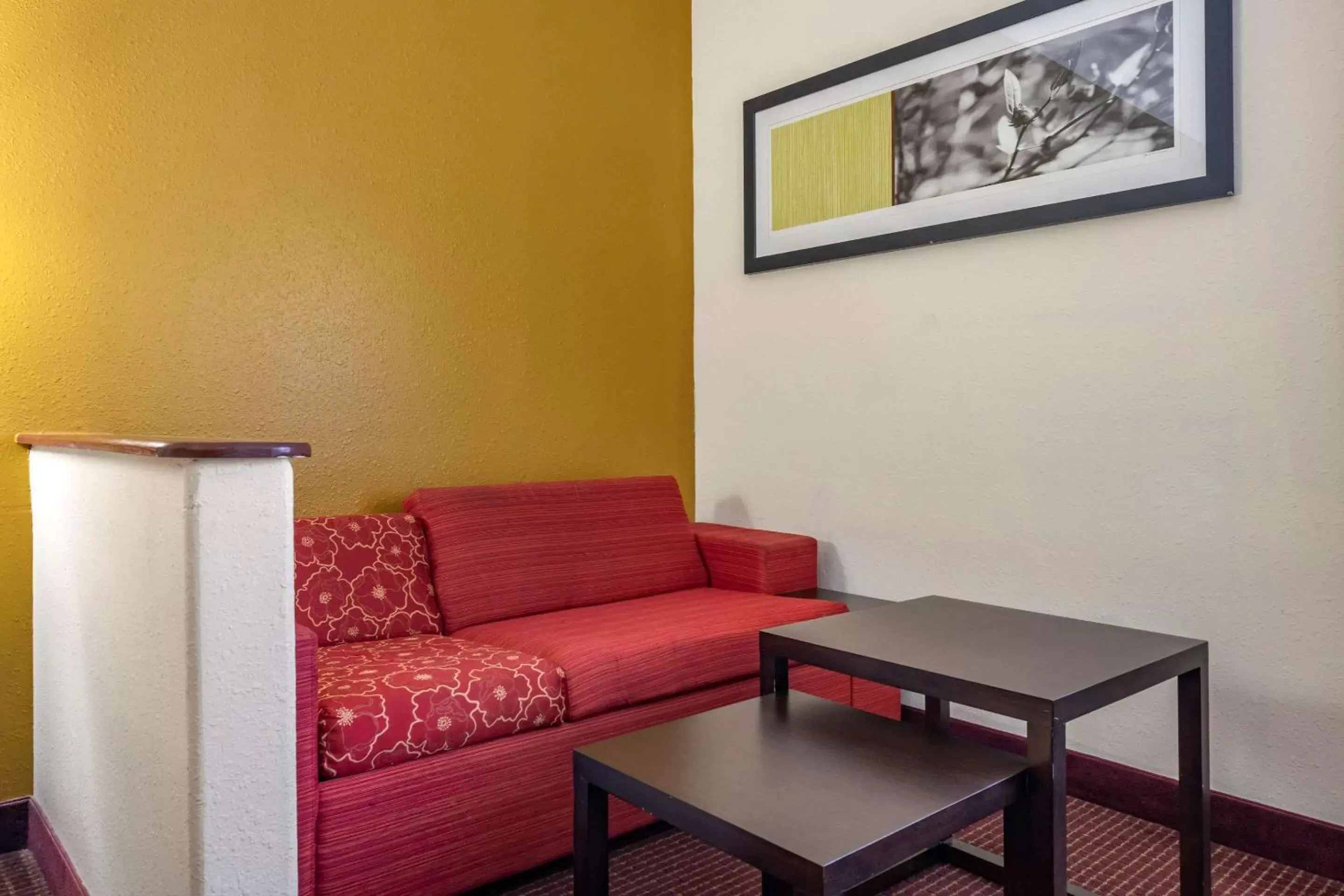 Photo of the whole room, Seating Area in Quality Inn Zephyrhills-Dade City