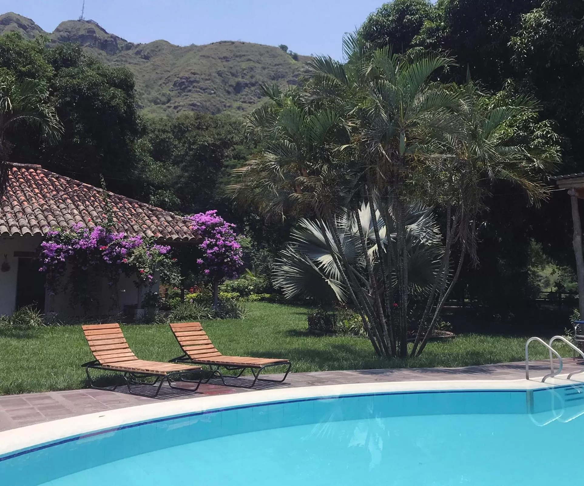 Swimming pool in Waka Hotel Rural