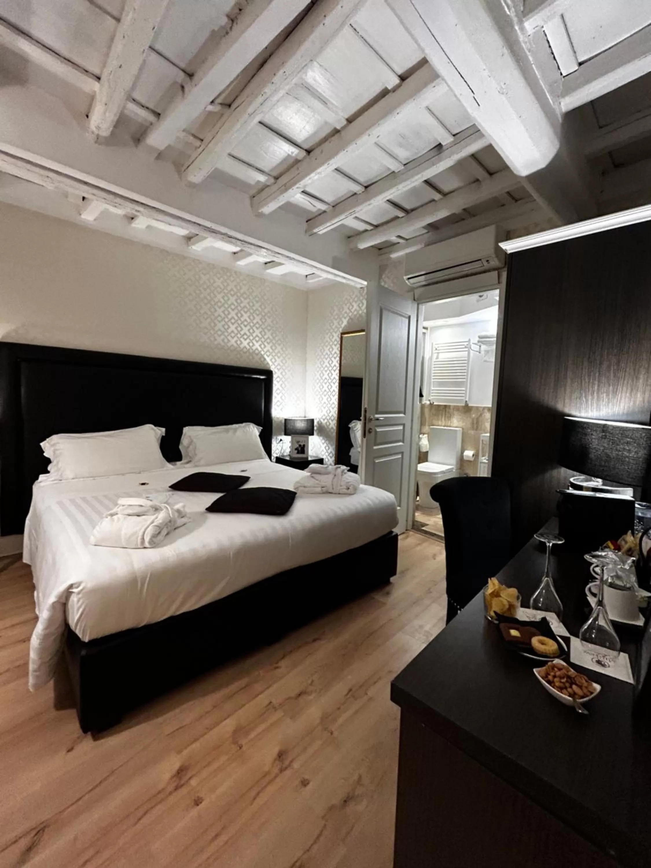 Photo of the whole room, Bed in Minerva Relais