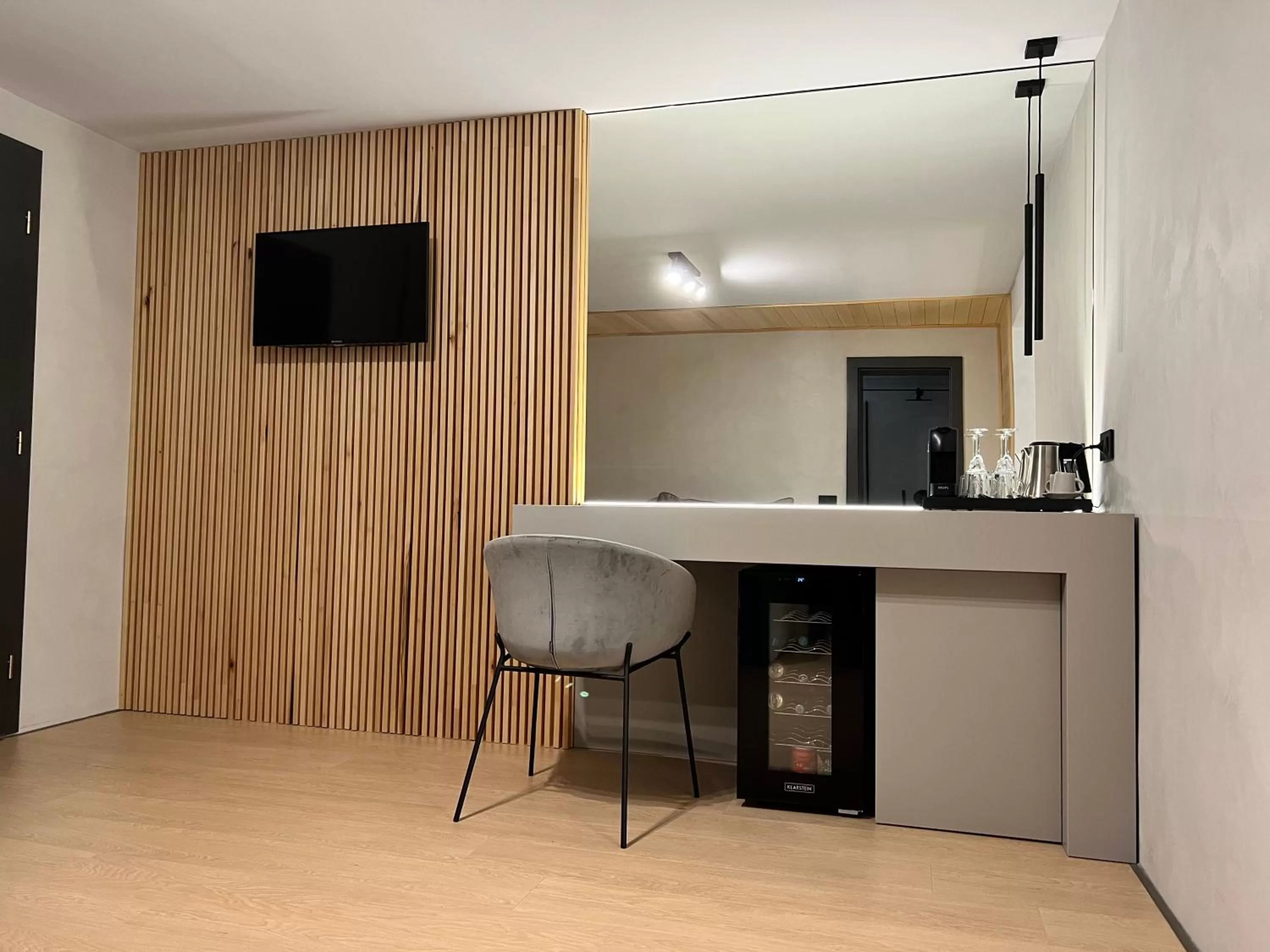 Living room, TV/Entertainment Center in Garden Retreat Junior