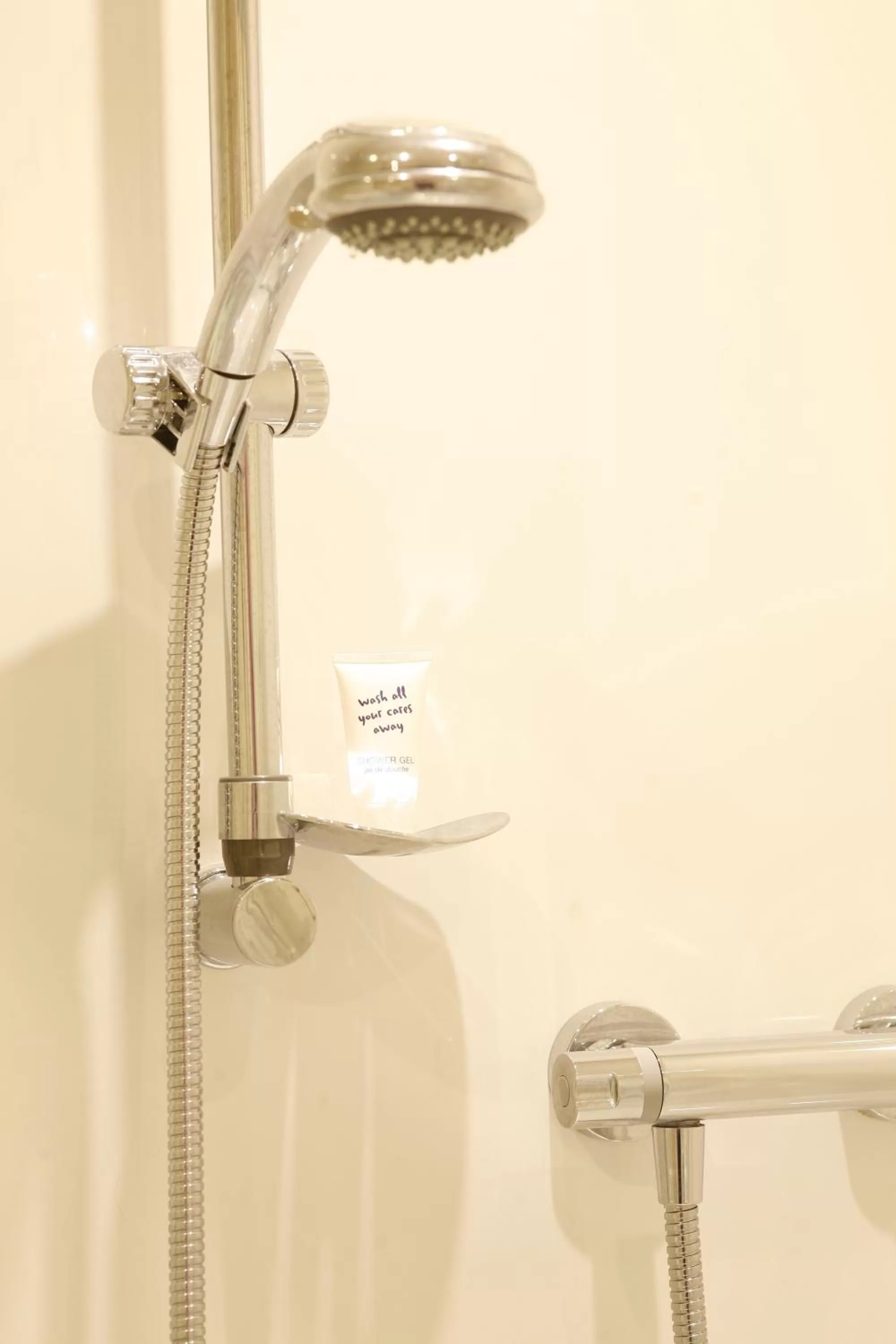 Bathroom in Cresta Court Hotel