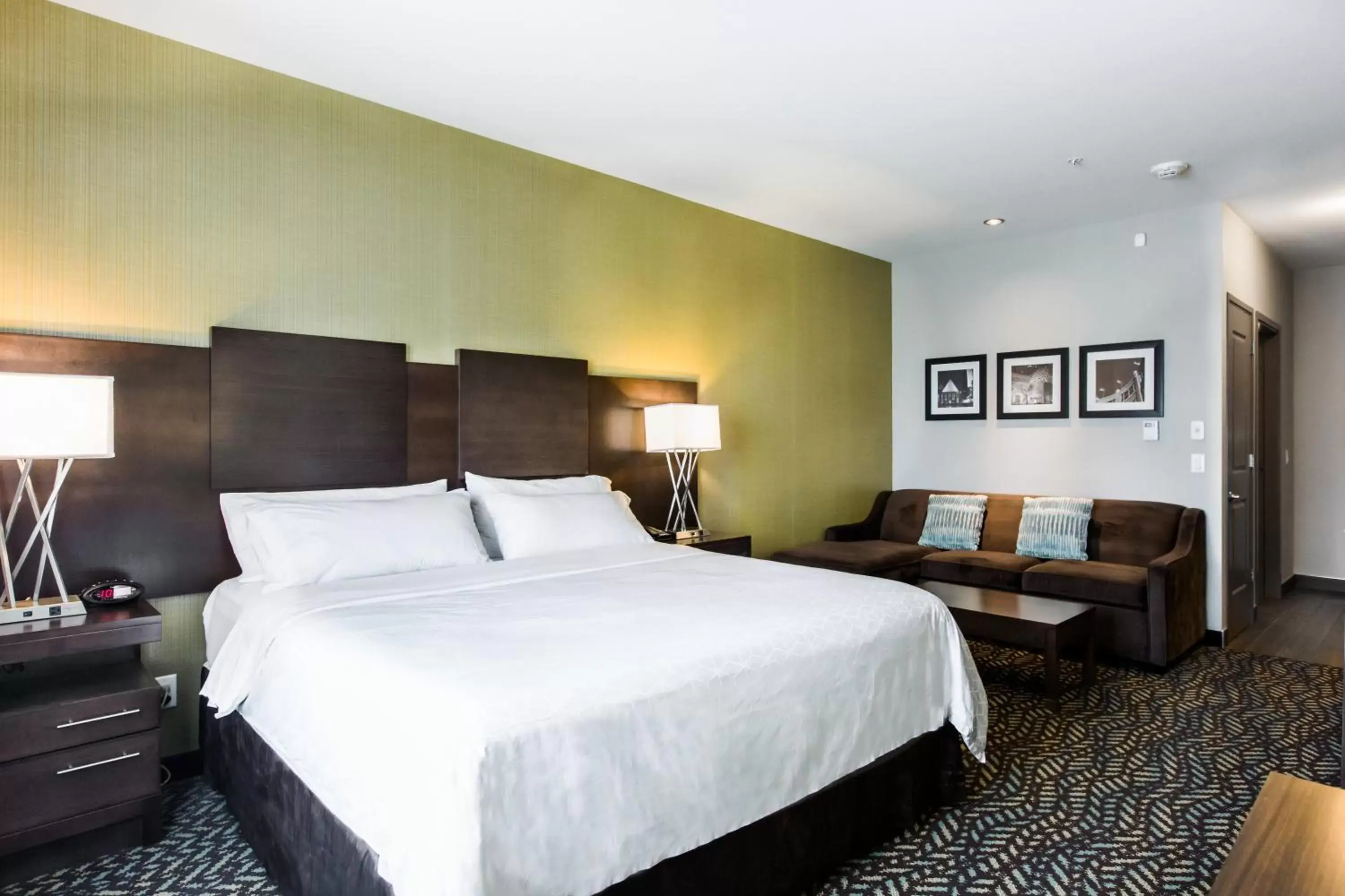 Photo of the whole room, Bed in Holiday Inn Express & Suites Spruce Grove - Stony Plain, an IHG Hotel