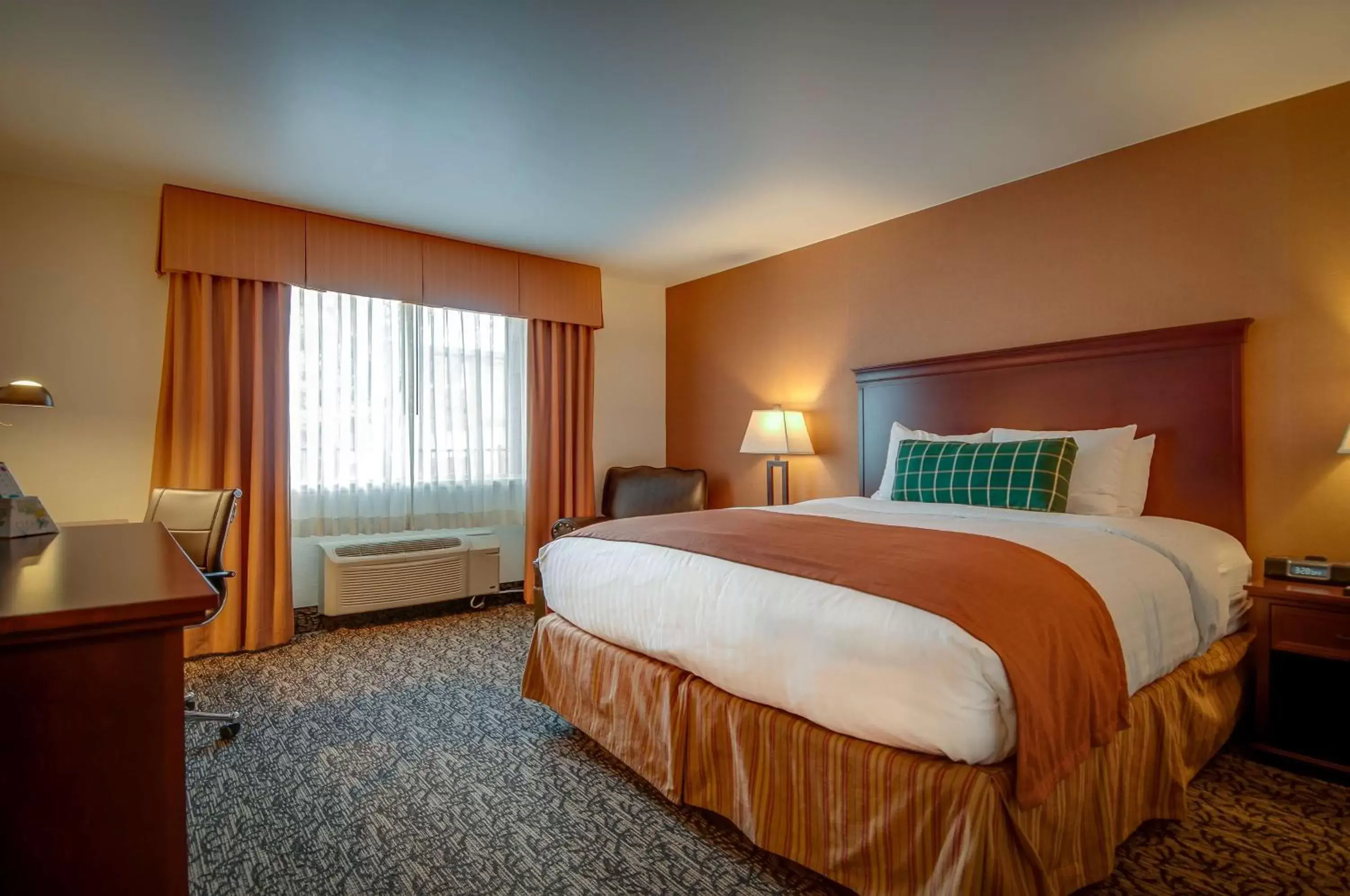 Bedroom in Best Western Plus Truckee-Tahoe Hotel