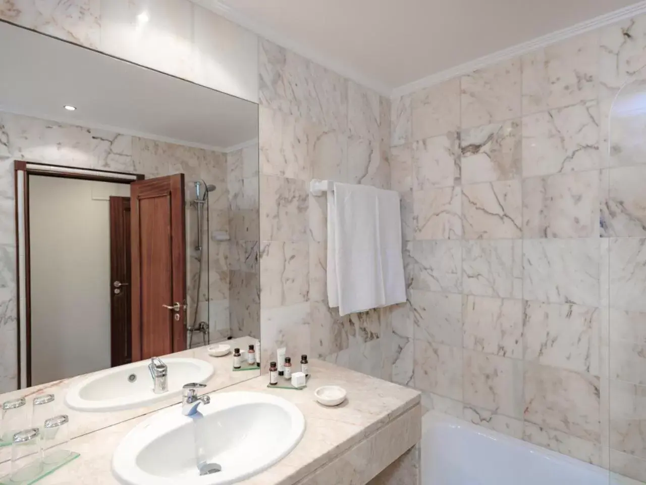 Bedroom, Bathroom in ADC - Albergaria Do Calvário - by Unlock Hotels
