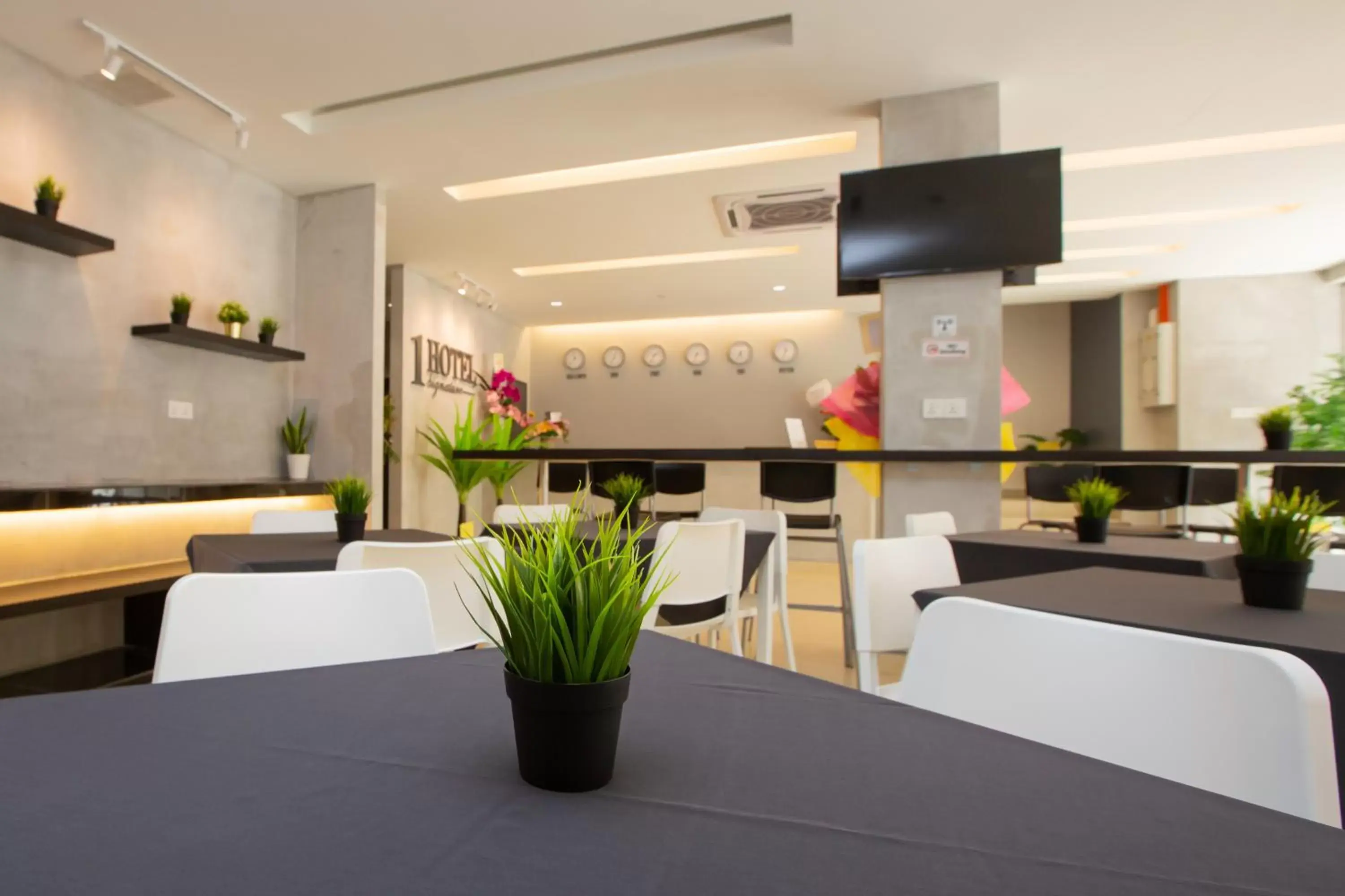 Lobby or reception in 1 Hotel Signature Lobby or reception in 1 Hotel Signature