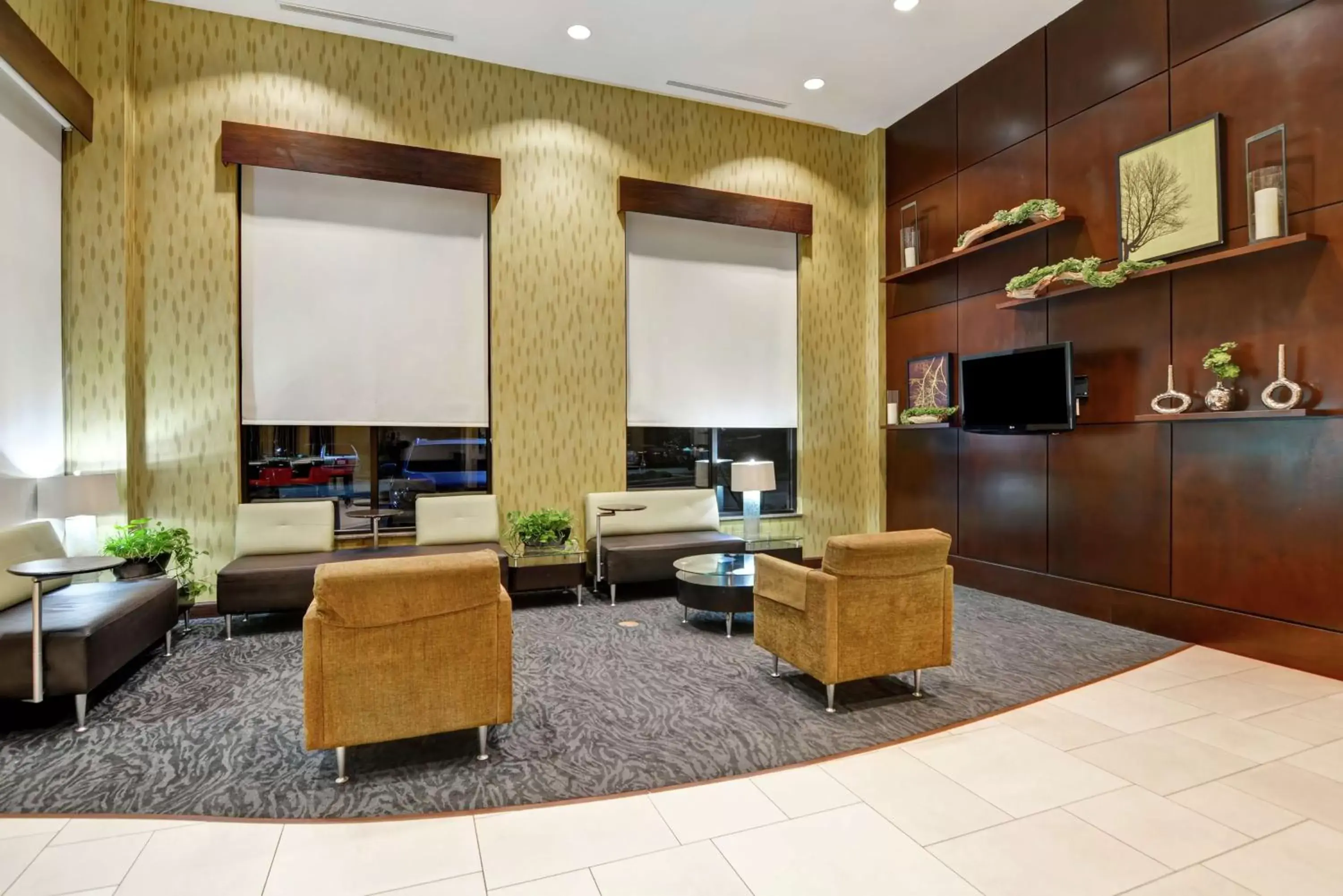 Lounge or bar, Lobby/Reception in Embassy Suites Savannah Airport
