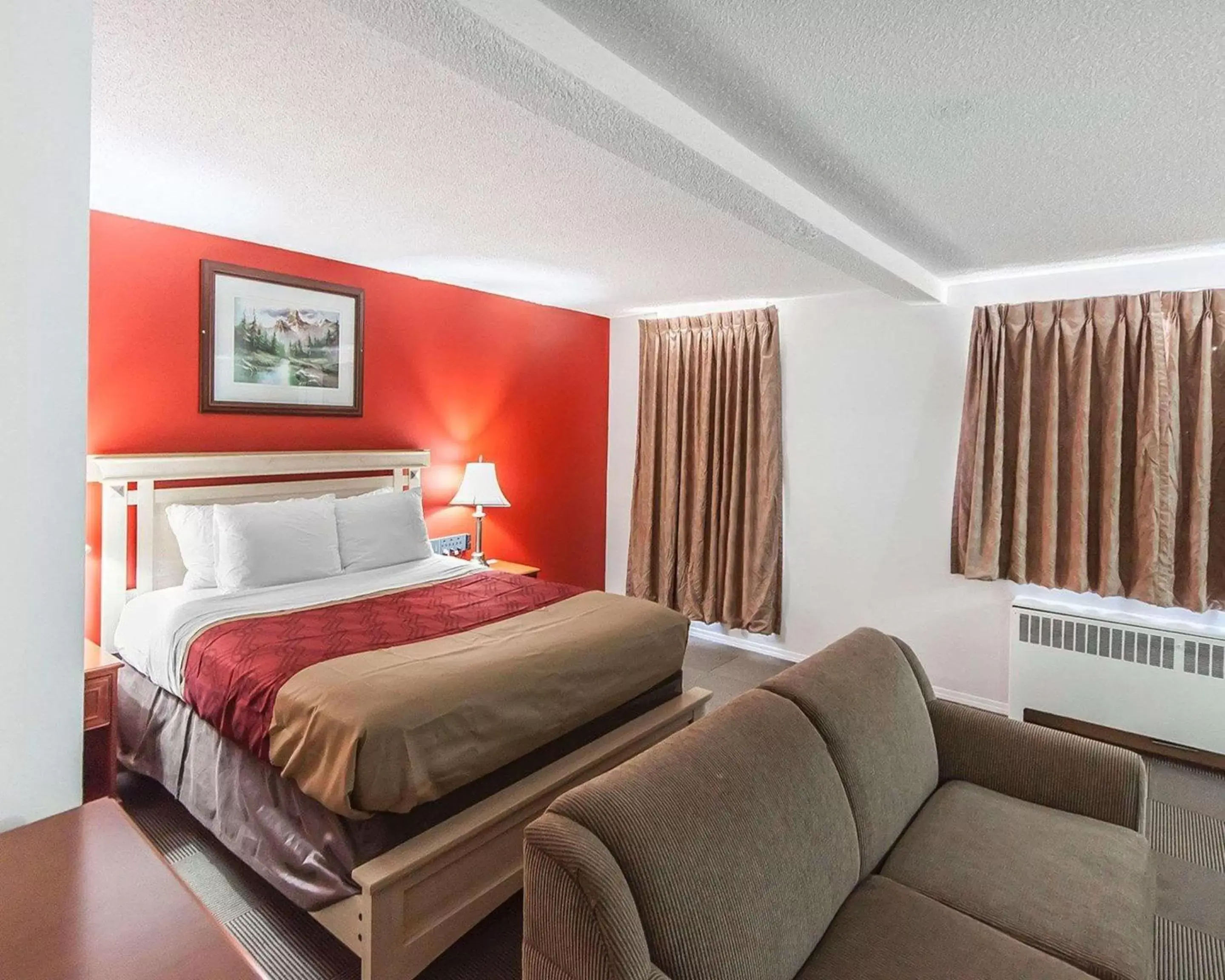 Photo of the whole room, Bed in Econo Lodge Inn & Suites Drumheller