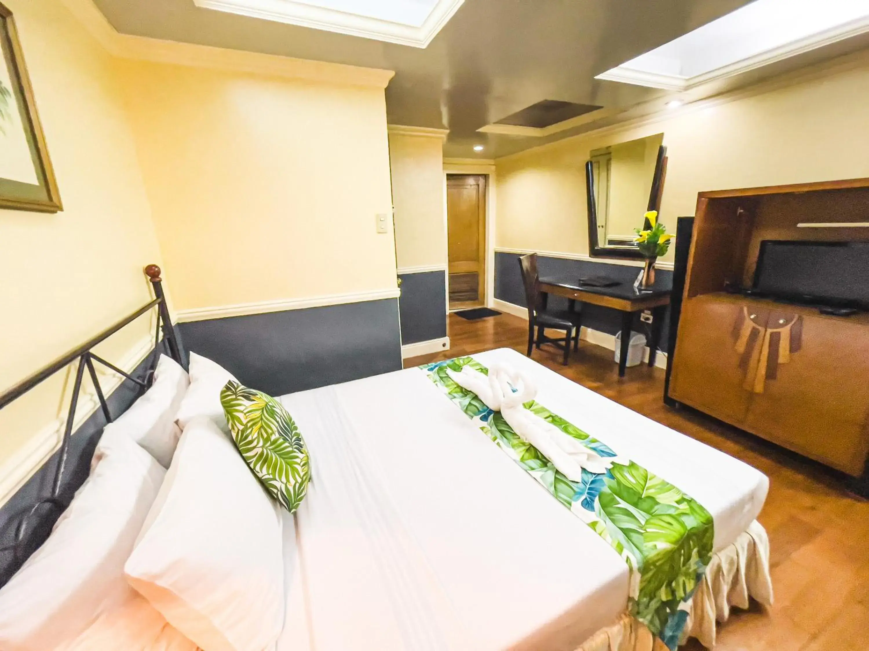Bedroom, Bed in Miramar Hotel