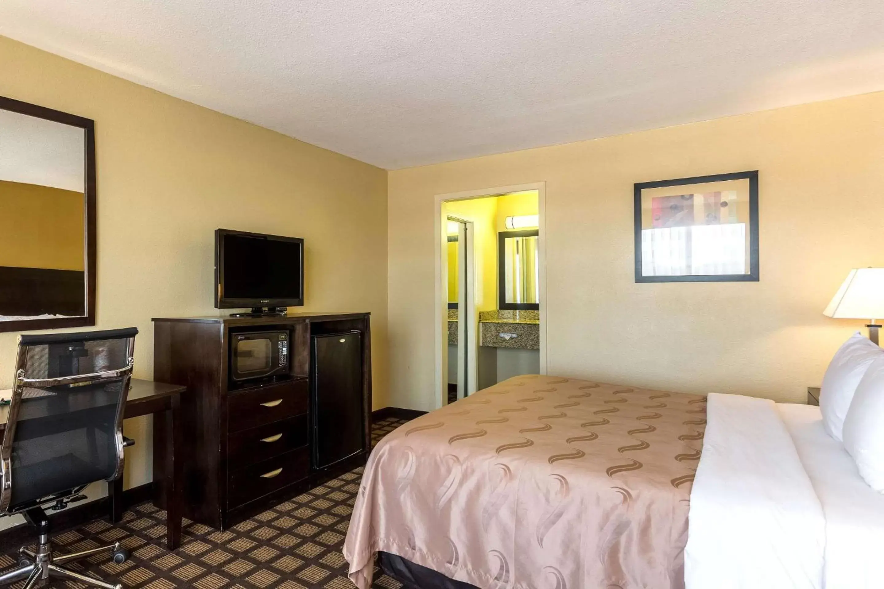 Photo of the whole room, Bed in Quality Inn & Suites Baton Rouge West - Port Allen