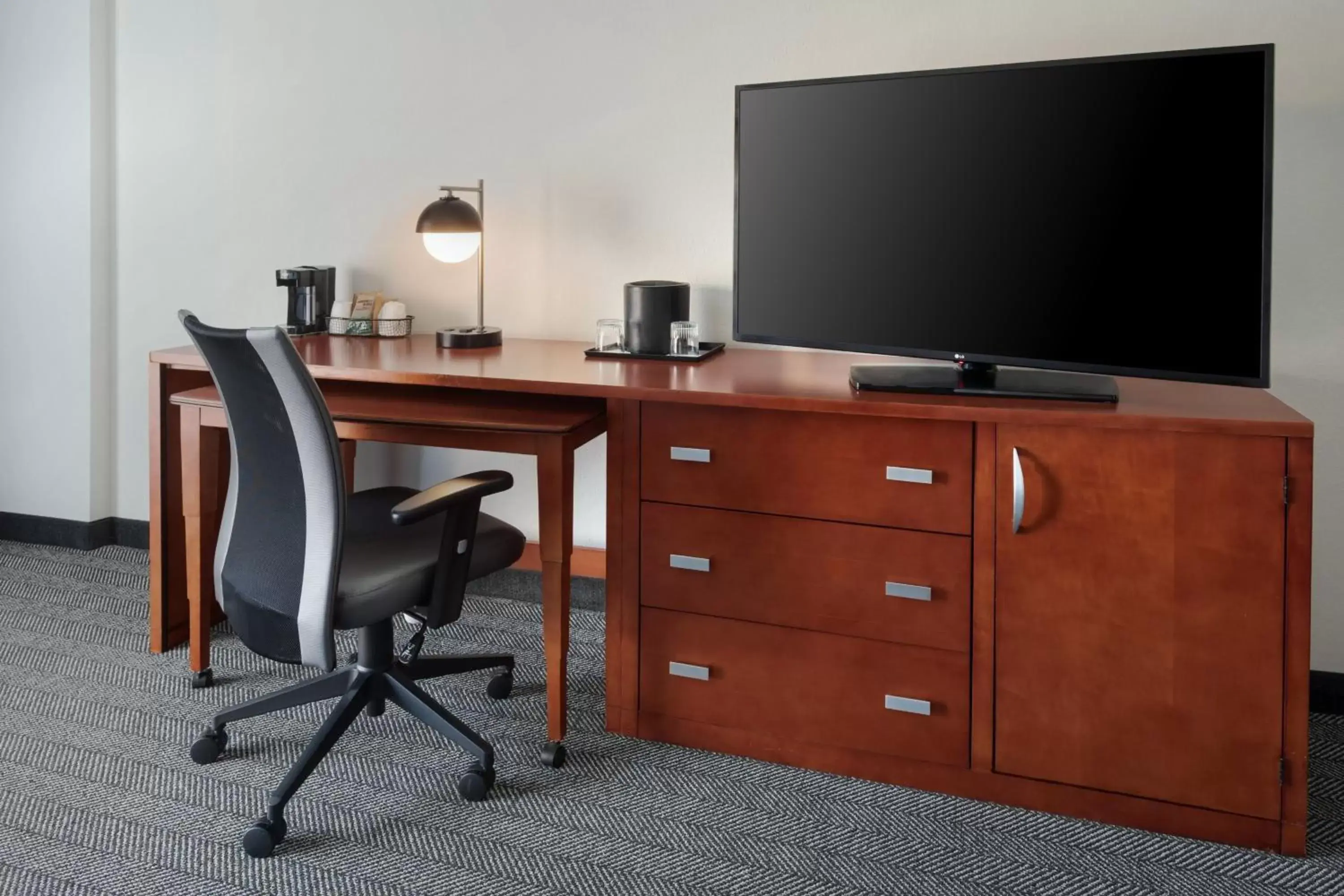 Photo of the whole room, TV/Entertainment Center in Courtyard by Marriott New Carrollton Landover