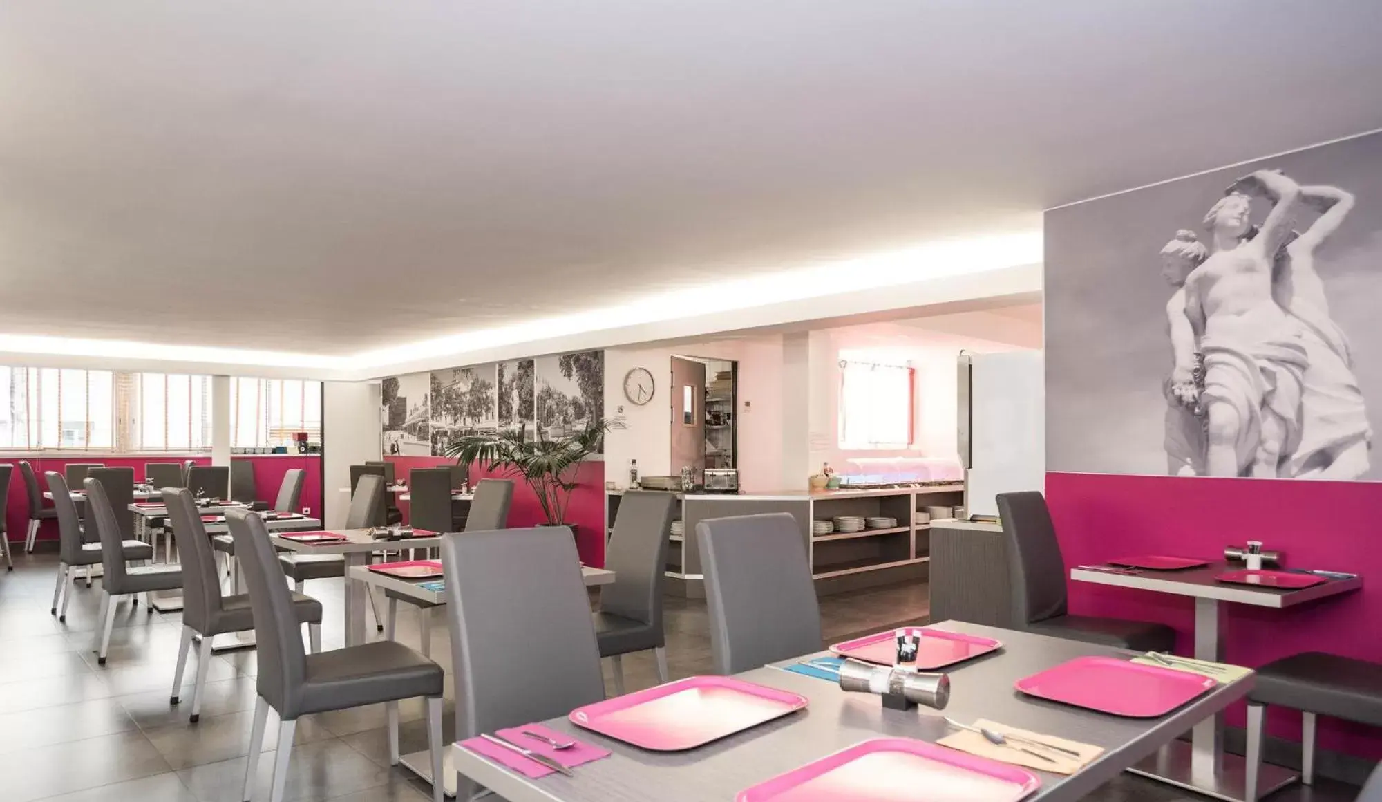 Breakfast, Restaurant/Places to Eat in Privilège Hôtel & Apparts Eurociel Centre Comédie