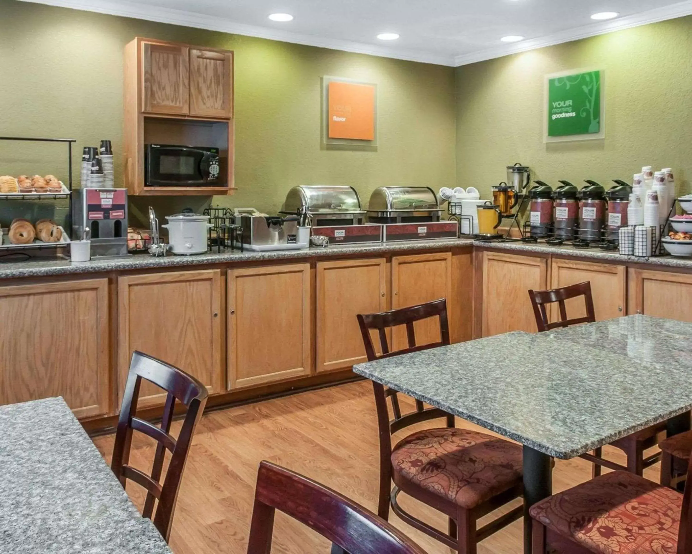 Restaurant/Places to Eat in Quality Inn & Suites Farmington